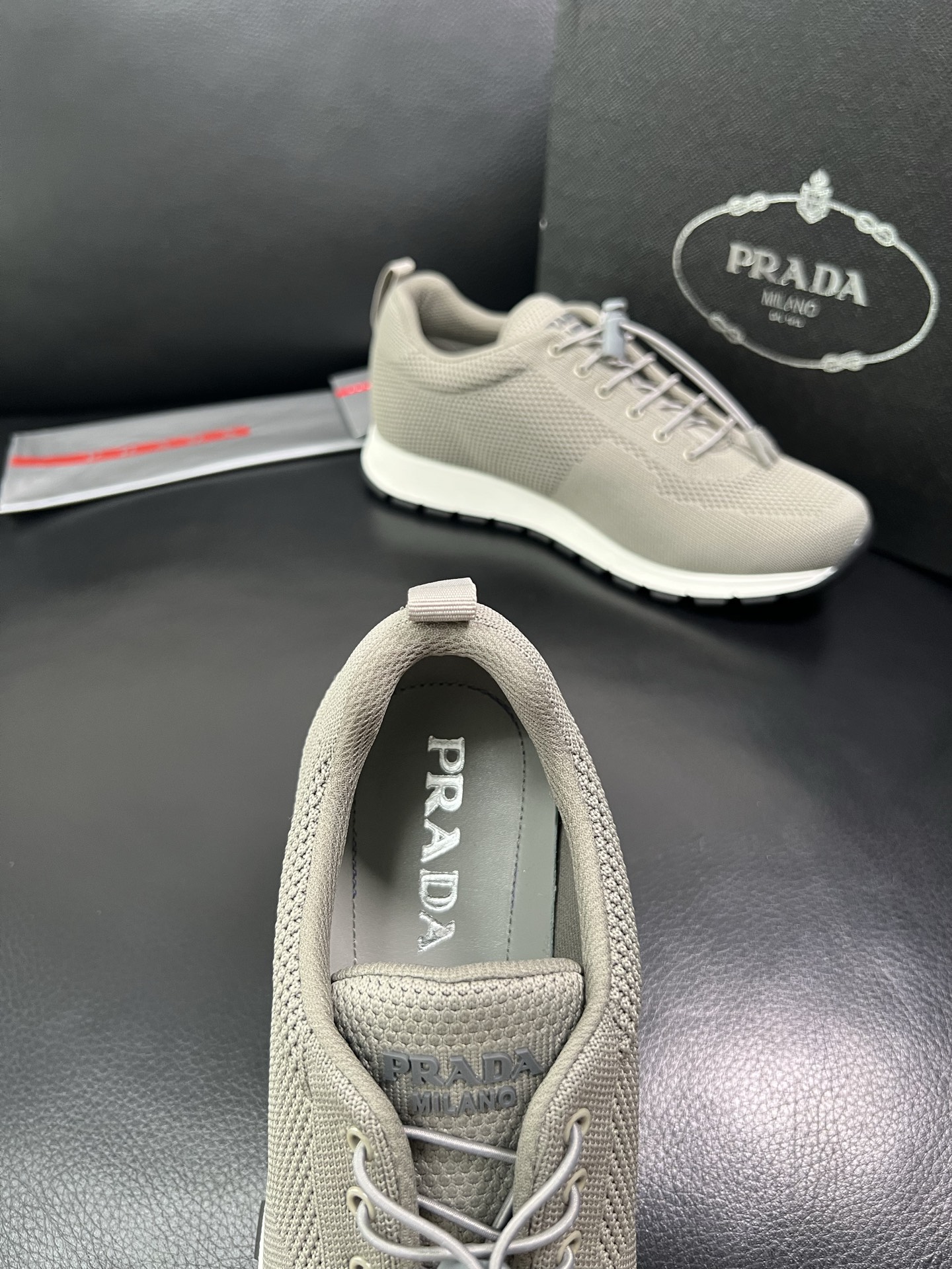PRADA 顶级工艺品 普拉达 专柜同步 原厂配置，意大利进口原版牛皮面料，透气舒适进口水染牛里垫，鞋底