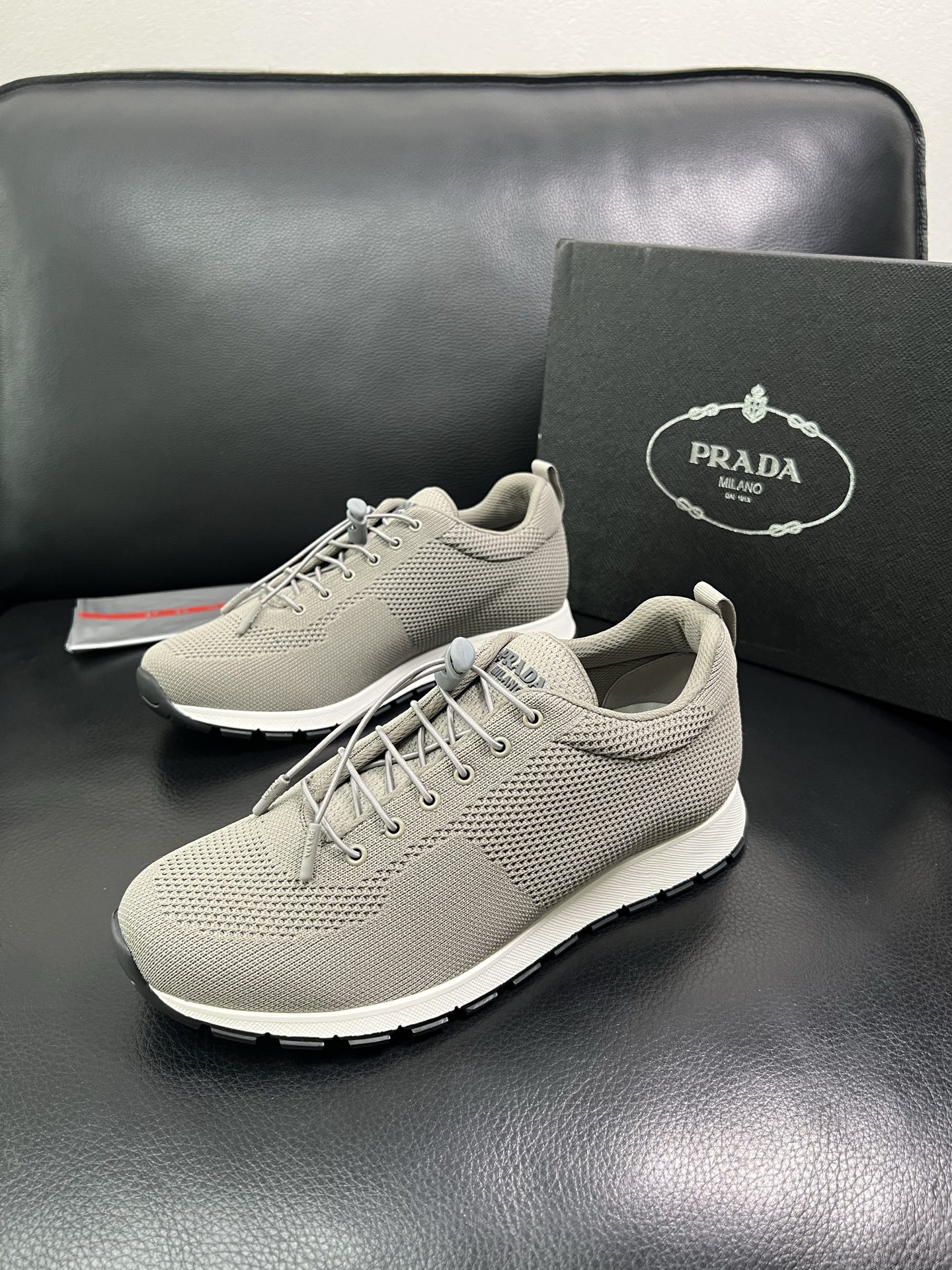 PRADA 顶级工艺品 普拉达 专柜同步 原厂配置，意大利进口原版牛皮面料，透气舒适进口水染牛里垫，鞋底