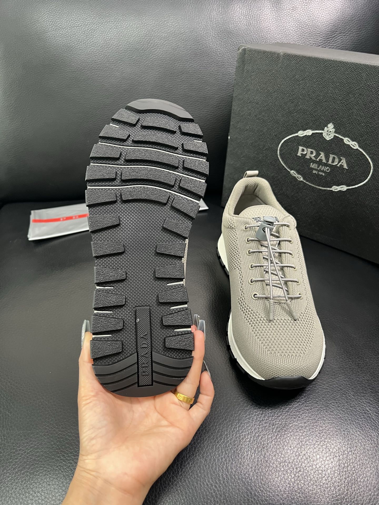 PRADA 顶级工艺品 普拉达 专柜同步 原厂配置，意大利进口原版牛皮面料，透气舒适进口水染牛里垫，鞋底