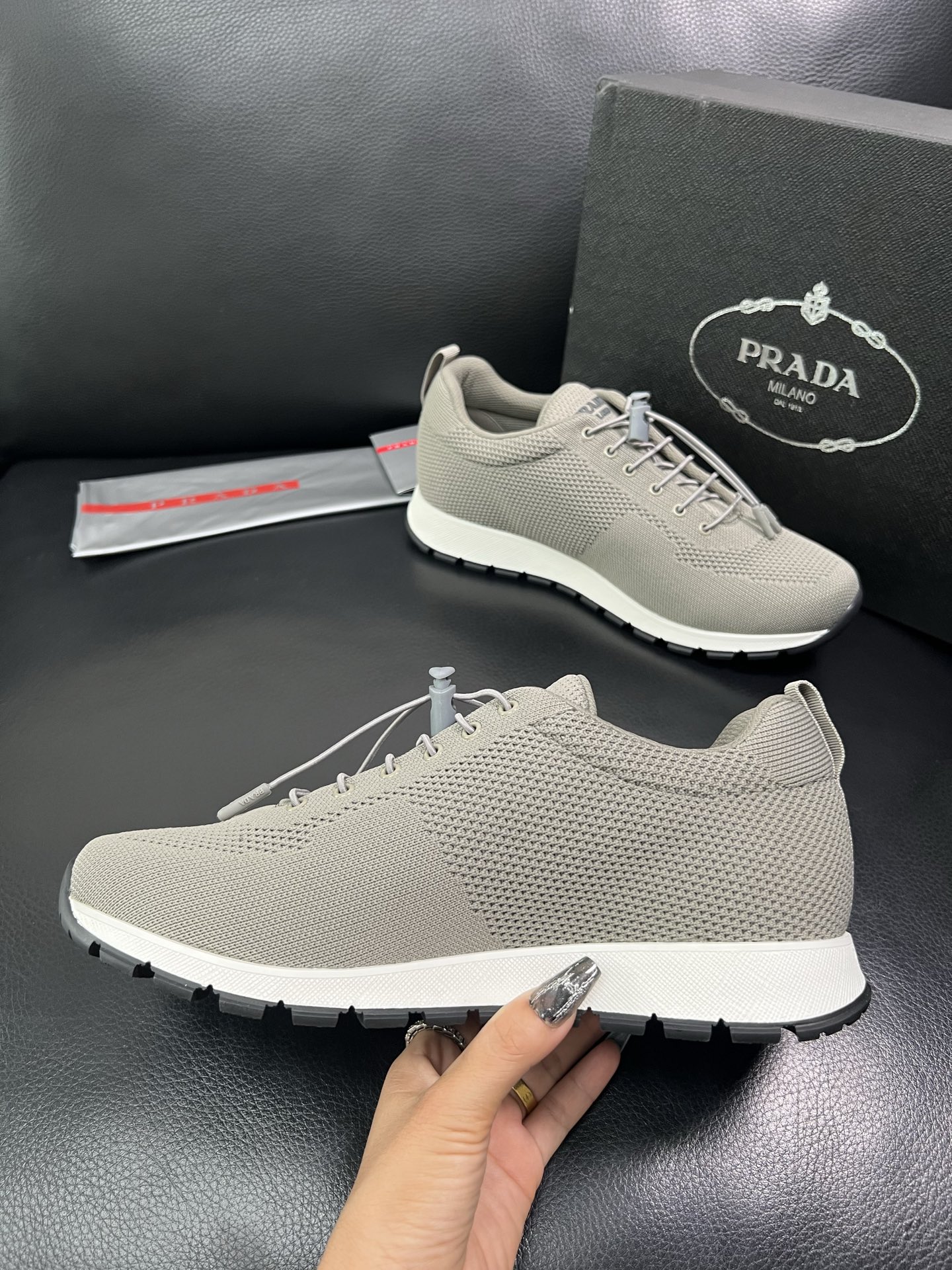 PRADA 顶级工艺品 普拉达 专柜同步 原厂配置，意大利进口原版牛皮面料，透气舒适进口水染牛里垫，鞋底