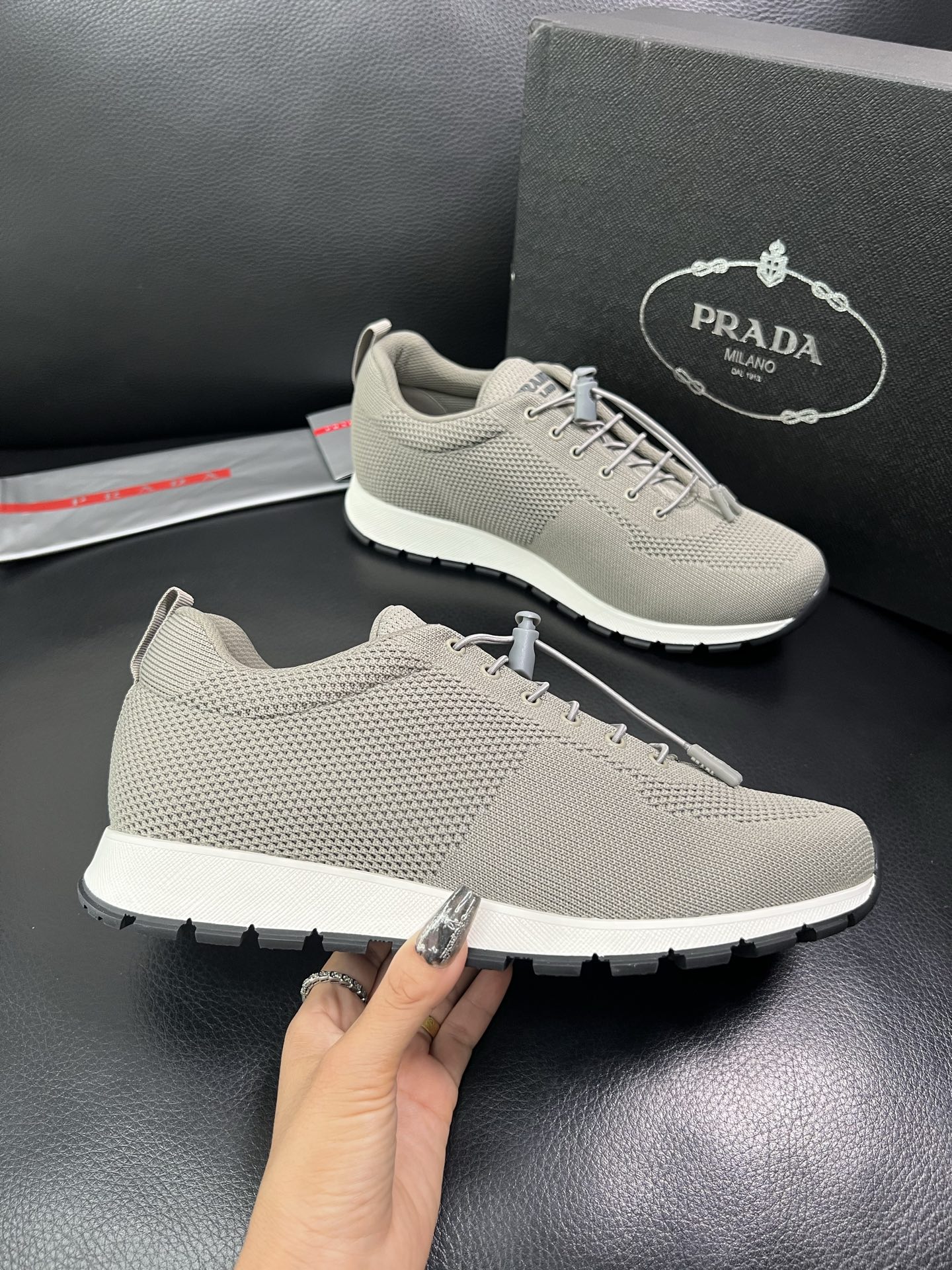 PRADA 顶级工艺品 普拉达 专柜同步 原厂配置，意大利进口原版牛皮面料，透气舒适进口水染牛里垫，鞋底