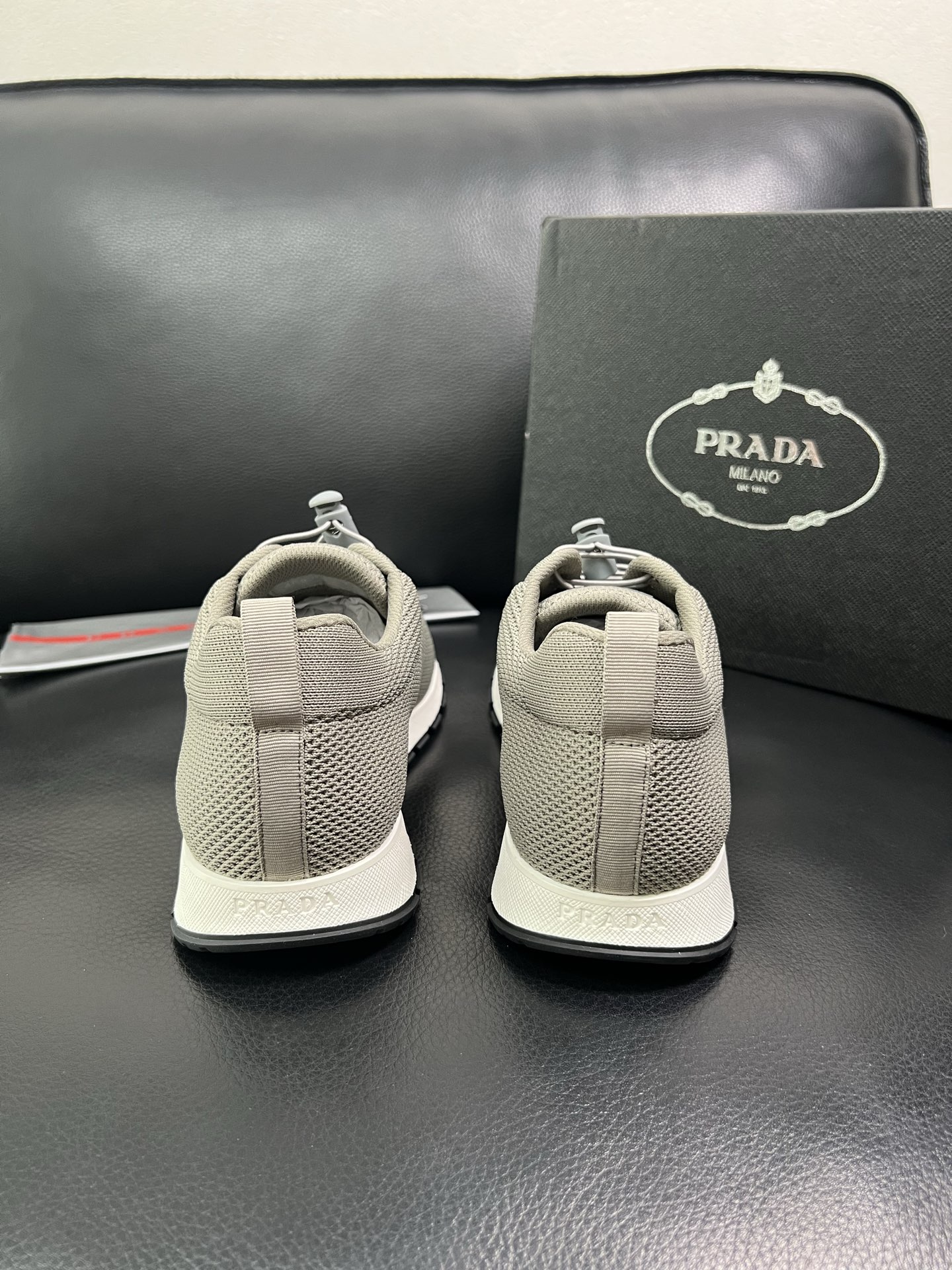 PRADA 顶级工艺品 普拉达 专柜同步 原厂配置，意大利进口原版牛皮面料，透气舒适进口水染牛里垫，鞋底