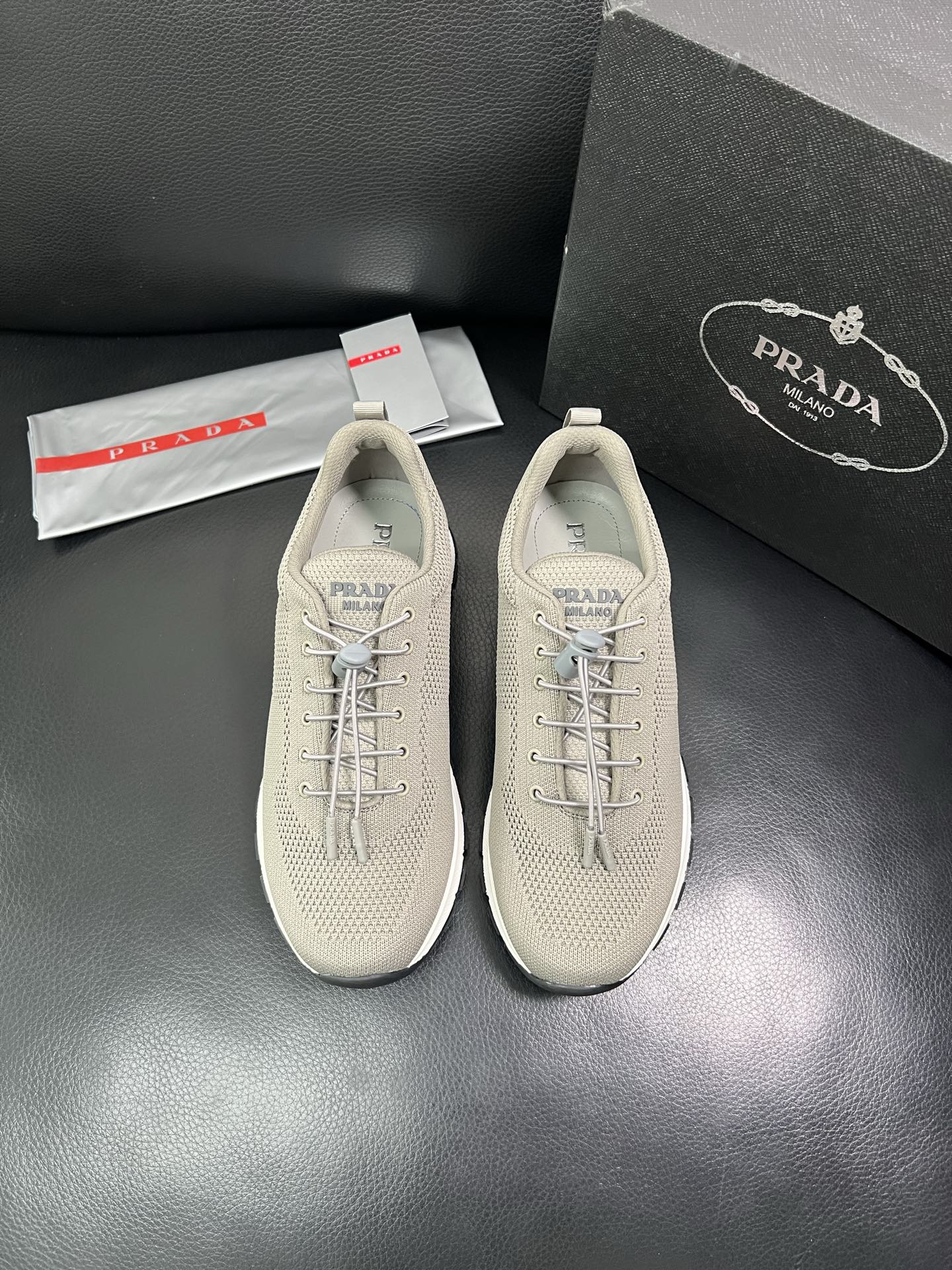 PRADA 顶级工艺品 普拉达 专柜同步 原厂配置，意大利进口原版牛皮面料，透气舒适进口水染牛里垫，鞋底