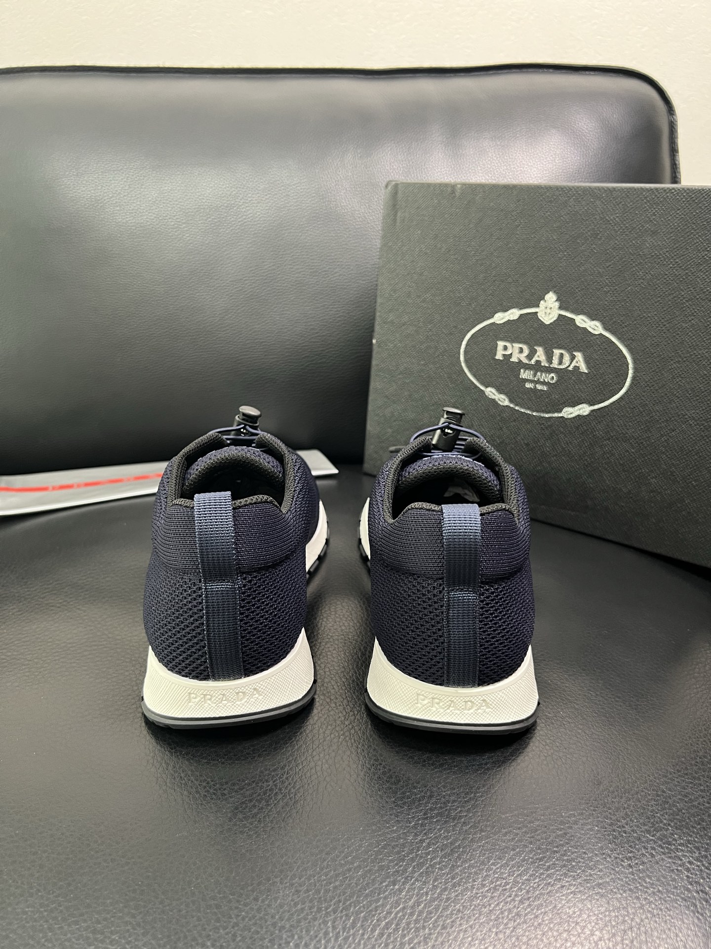 PRADA 顶级工艺品 普拉达 专柜同步 原厂配置，意大利进口原版牛皮面料，透气舒适进口水染牛里垫，鞋底