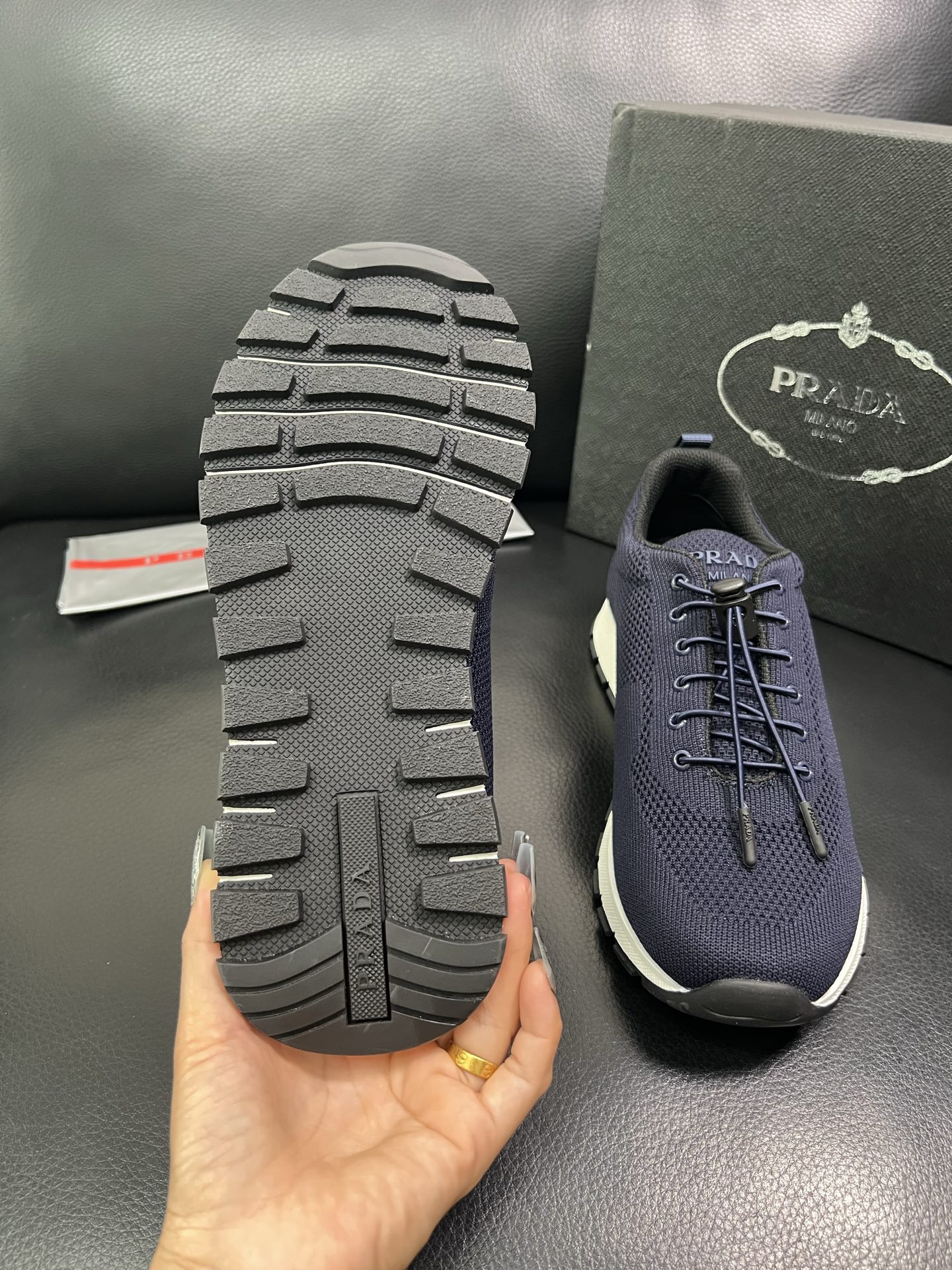 PRADA 顶级工艺品 普拉达 专柜同步 原厂配置，意大利进口原版牛皮面料，透气舒适进口水染牛里垫，鞋底
