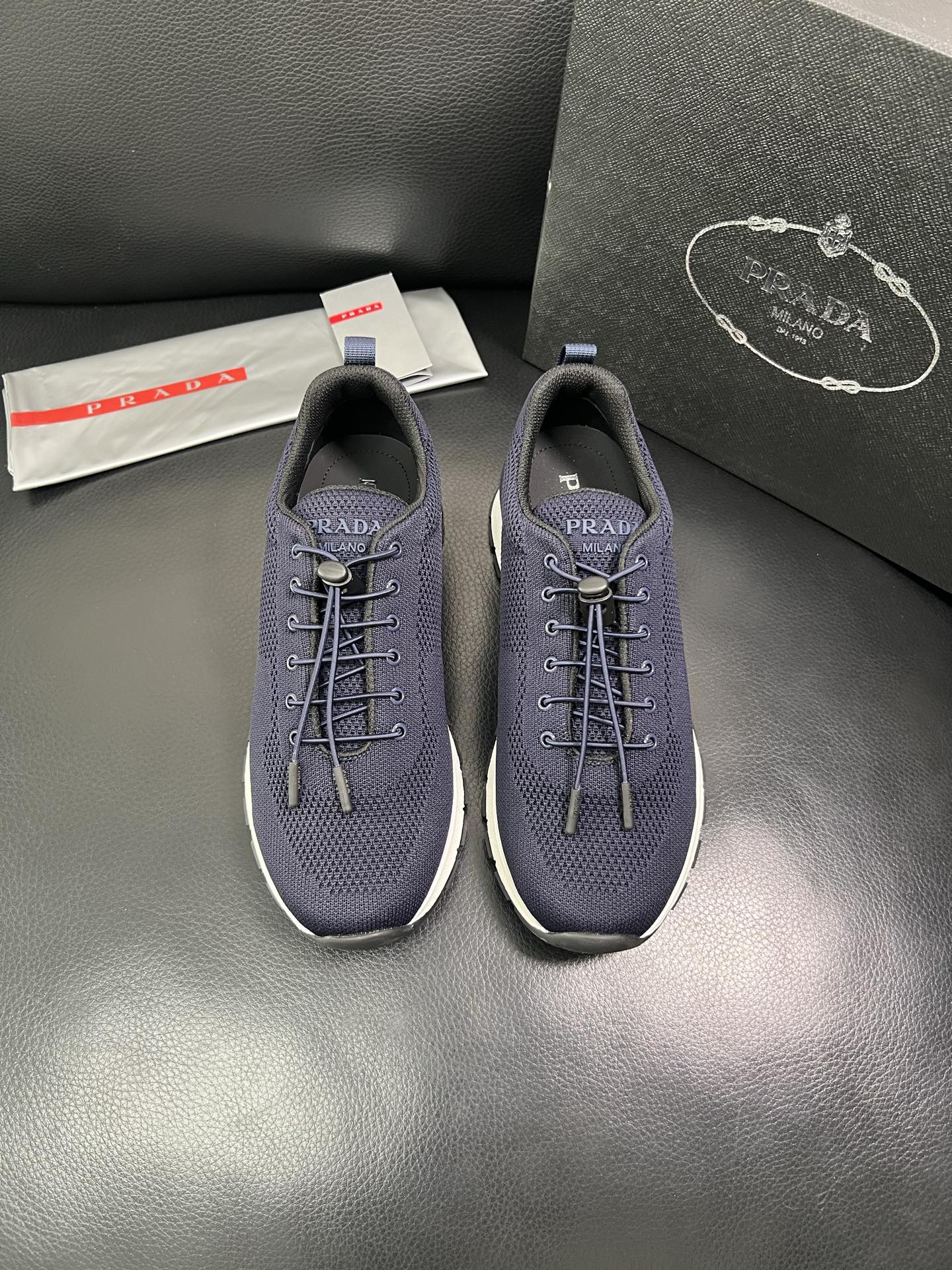 PRADA 顶级工艺品 普拉达 专柜同步 原厂配置，意大利进口原版牛皮面料，透气舒适进口水染牛里垫，鞋底
