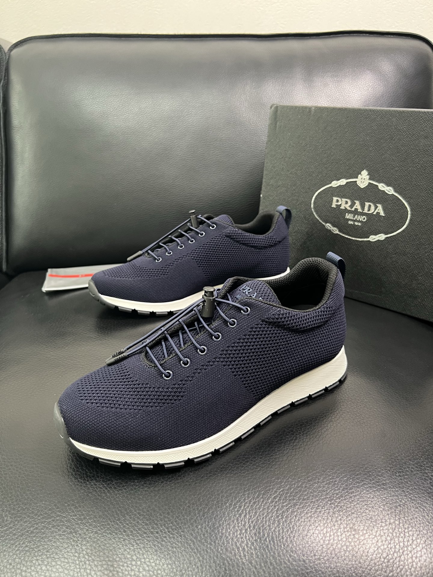 PRADA 顶级工艺品 普拉达 专柜同步 原厂配置，意大利进口原版牛皮面料，透气舒适进口水染牛里垫，鞋底