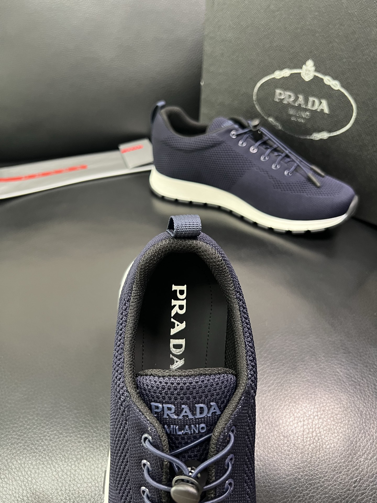 PRADA 顶级工艺品 普拉达 专柜同步 原厂配置，意大利进口原版牛皮面料，透气舒适进口水染牛里垫，鞋底