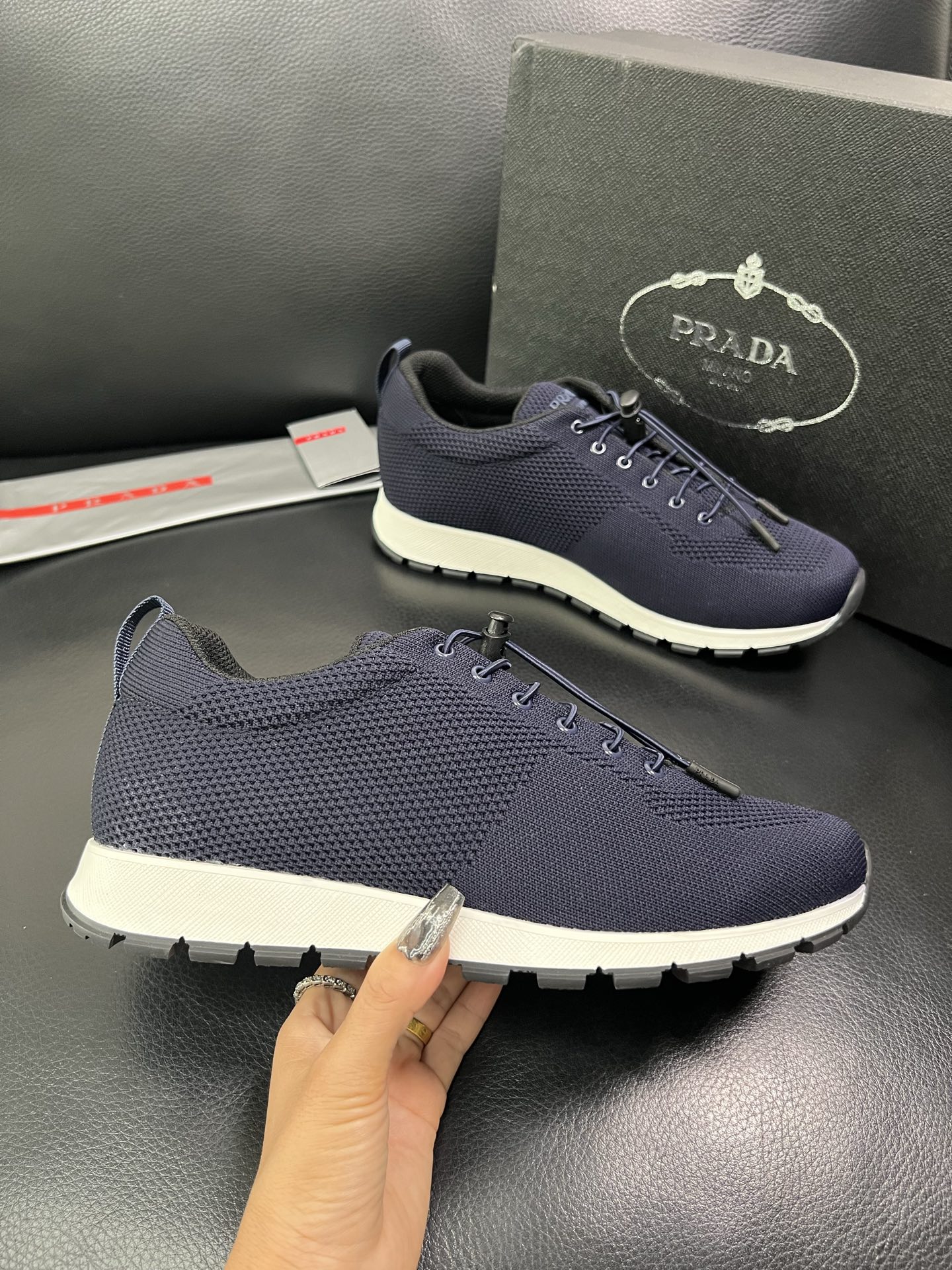 PRADA 顶级工艺品 普拉达 专柜同步 原厂配置，意大利进口原版牛皮面料，透气舒适进口水染牛里垫，鞋底