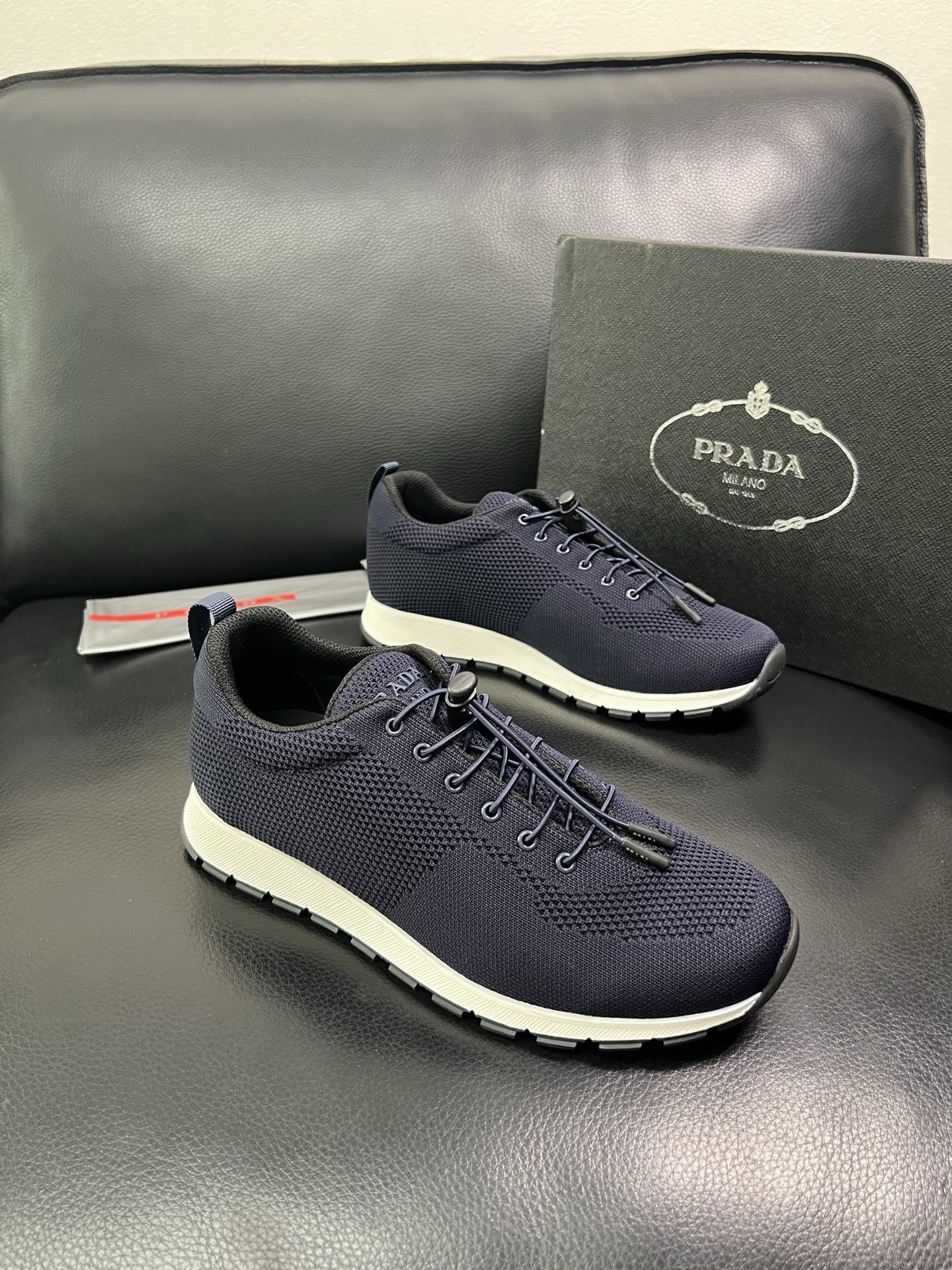 PRADA 顶级工艺品 普拉达 专柜同步 原厂配置，意大利进口原版牛皮面料，透气舒适进口水染牛里垫，鞋底