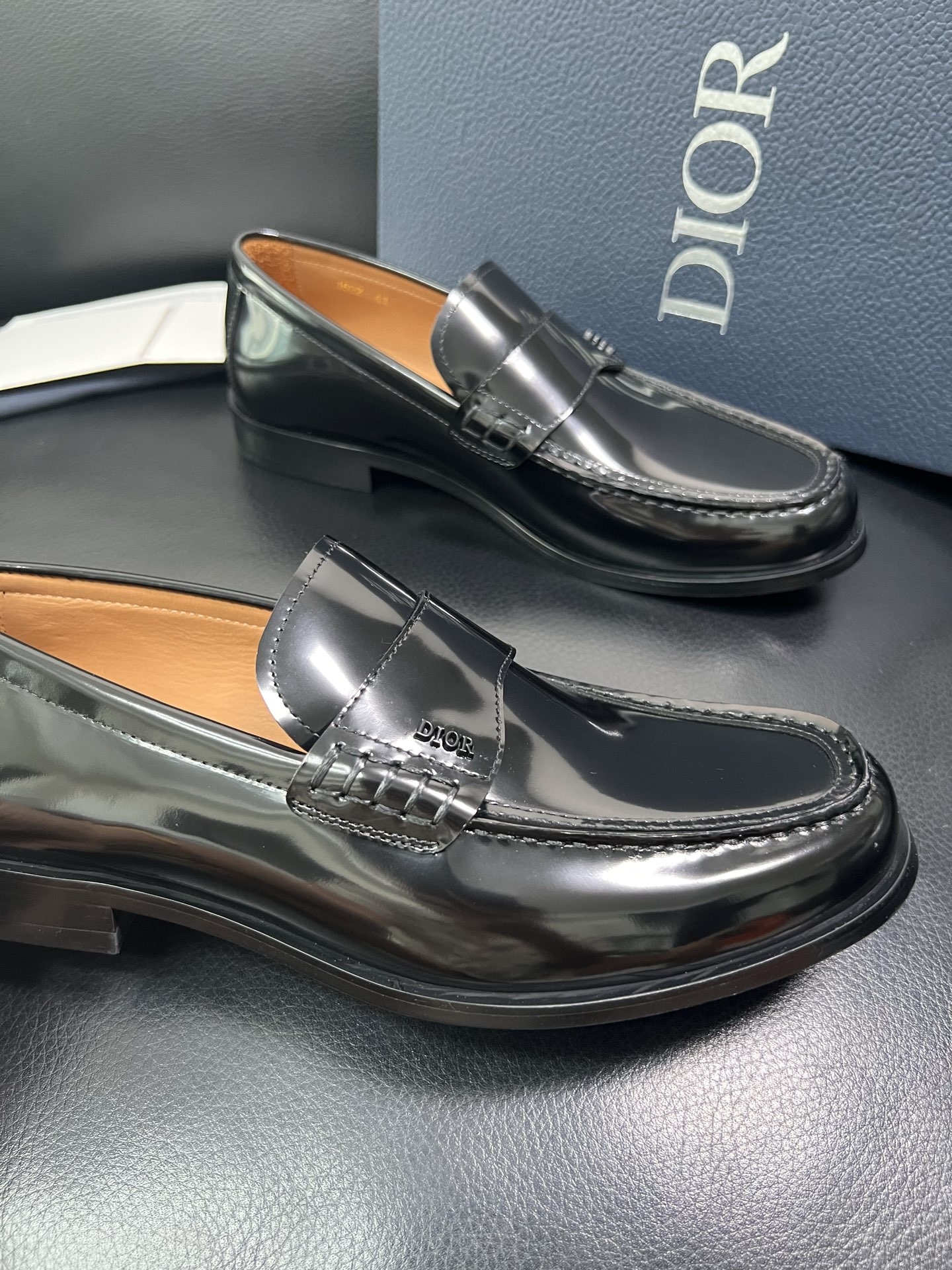 Dior 顶级工艺品 迪奥 专柜同步 原厂配置，意大利进口原版牛皮面料，透气舒适进口水染牛里垫，鞋底：原