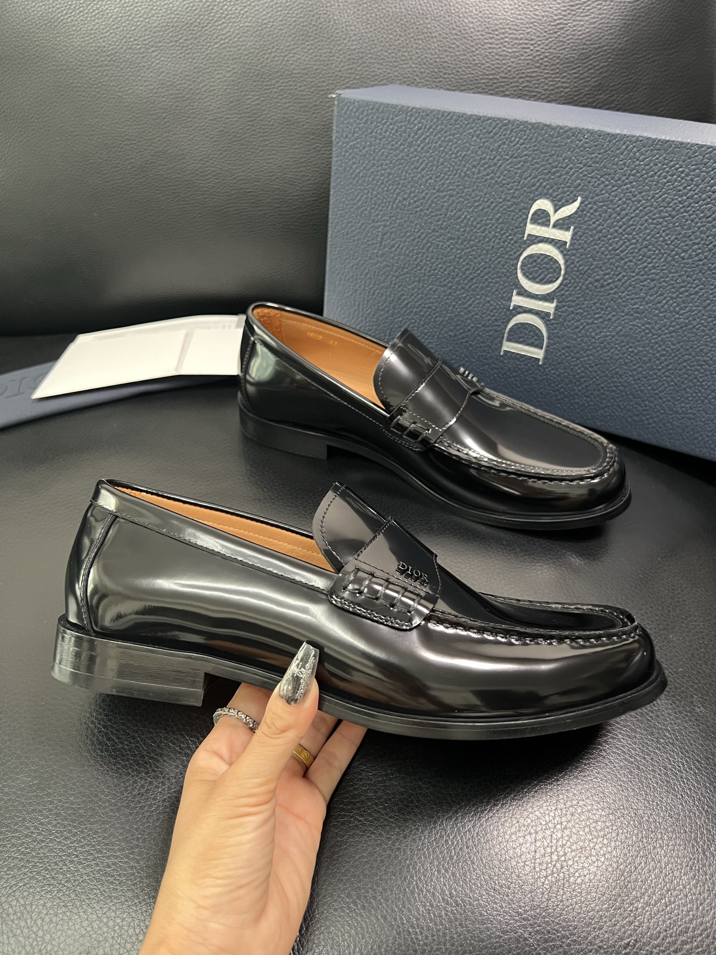 Dior 顶级工艺品 迪奥 专柜同步 原厂配置，意大利进口原版牛皮面料，透气舒适进口水染牛里垫，鞋底：原