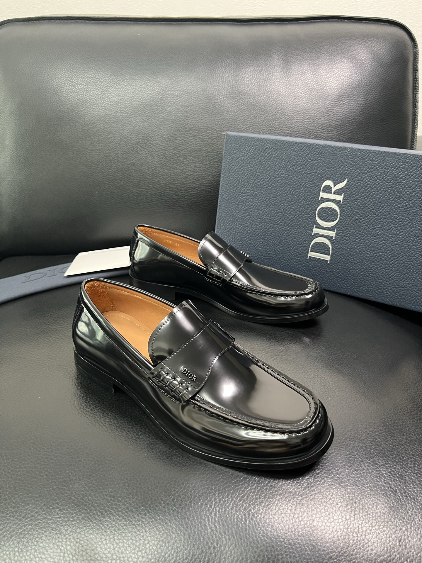 Dior 顶级工艺品 迪奥 专柜同步 原厂配置，意大利进口原版牛皮面料，透气舒适进口水染牛里垫，鞋底：原