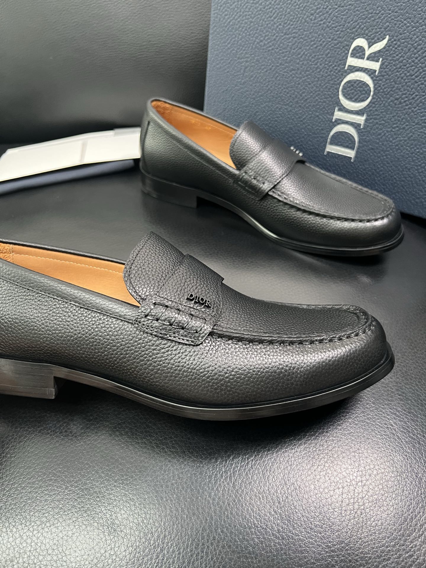 Dior 顶级工艺品 迪奥 专柜同步 原厂配置，意大利进口原版牛皮面料，透气舒适进口水染牛里垫，鞋底：原