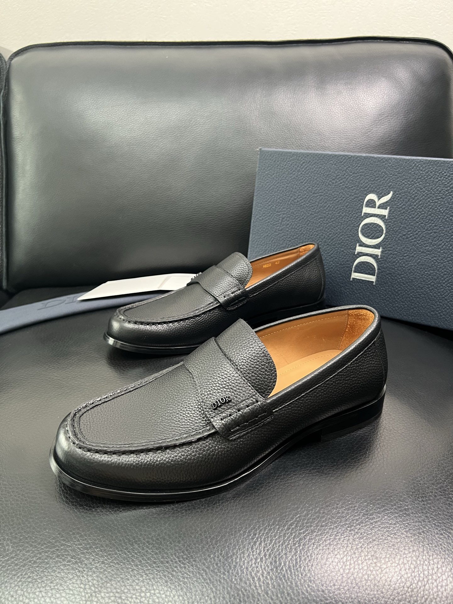 Dior 顶级工艺品 迪奥 专柜同步 原厂配置，意大利进口原版牛皮面料，透气舒适进口水染牛里垫，鞋底：原