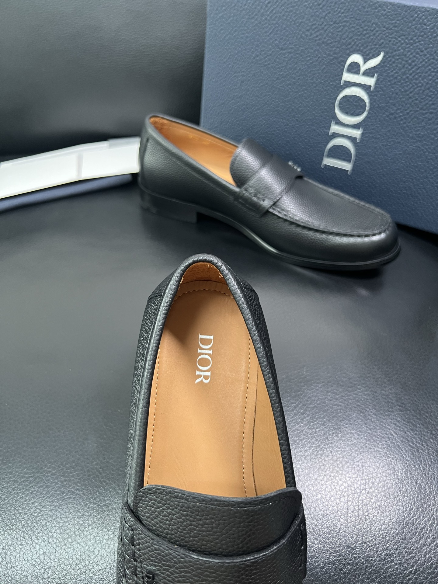 Dior 顶级工艺品 迪奥 专柜同步 原厂配置，意大利进口原版牛皮面料，透气舒适进口水染牛里垫，鞋底：原
