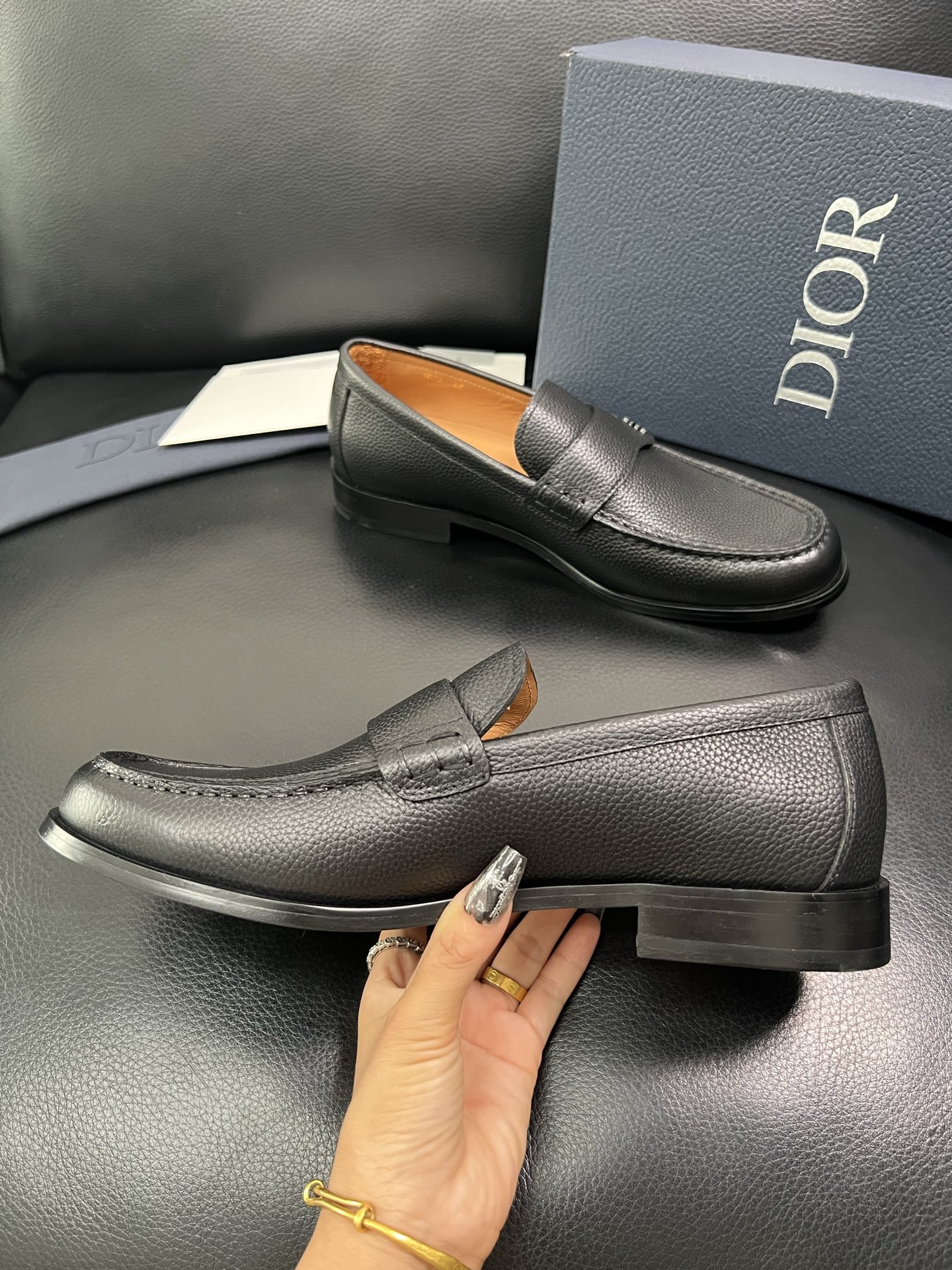 Dior 顶级工艺品 迪奥 专柜同步 原厂配置，意大利进口原版牛皮面料，透气舒适进口水染牛里垫，鞋底：原