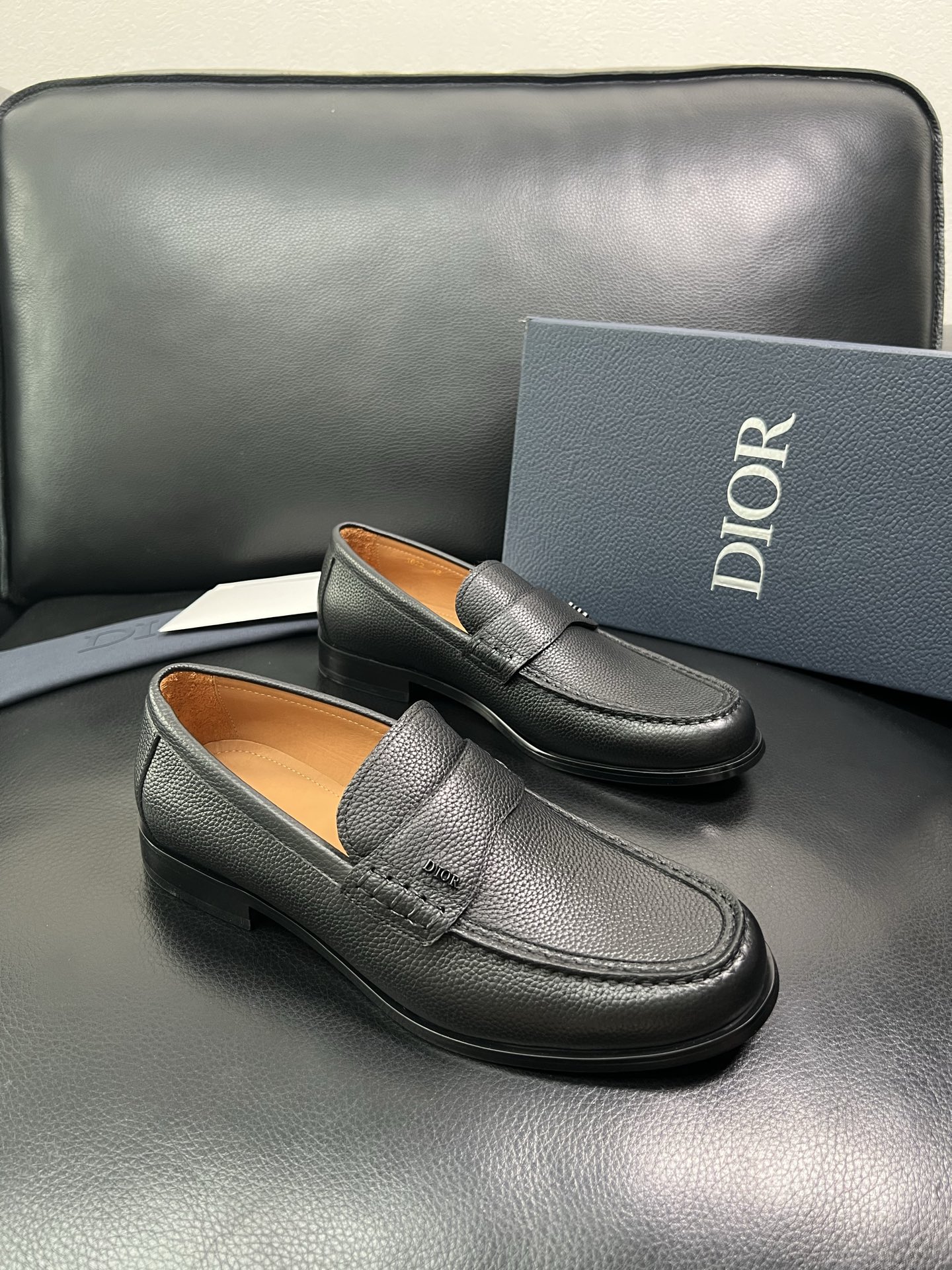 Dior 顶级工艺品 迪奥 专柜同步 原厂配置，意大利进口原版牛皮面料，透气舒适进口水染牛里垫，鞋底：原
