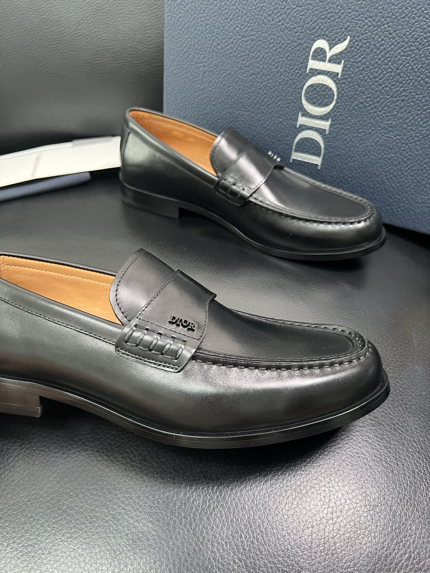 Dior 顶级工艺品 迪奥 专柜同步 原厂配置，意大利进口原版牛皮面料，透气舒适进口水染牛里垫，鞋底：原