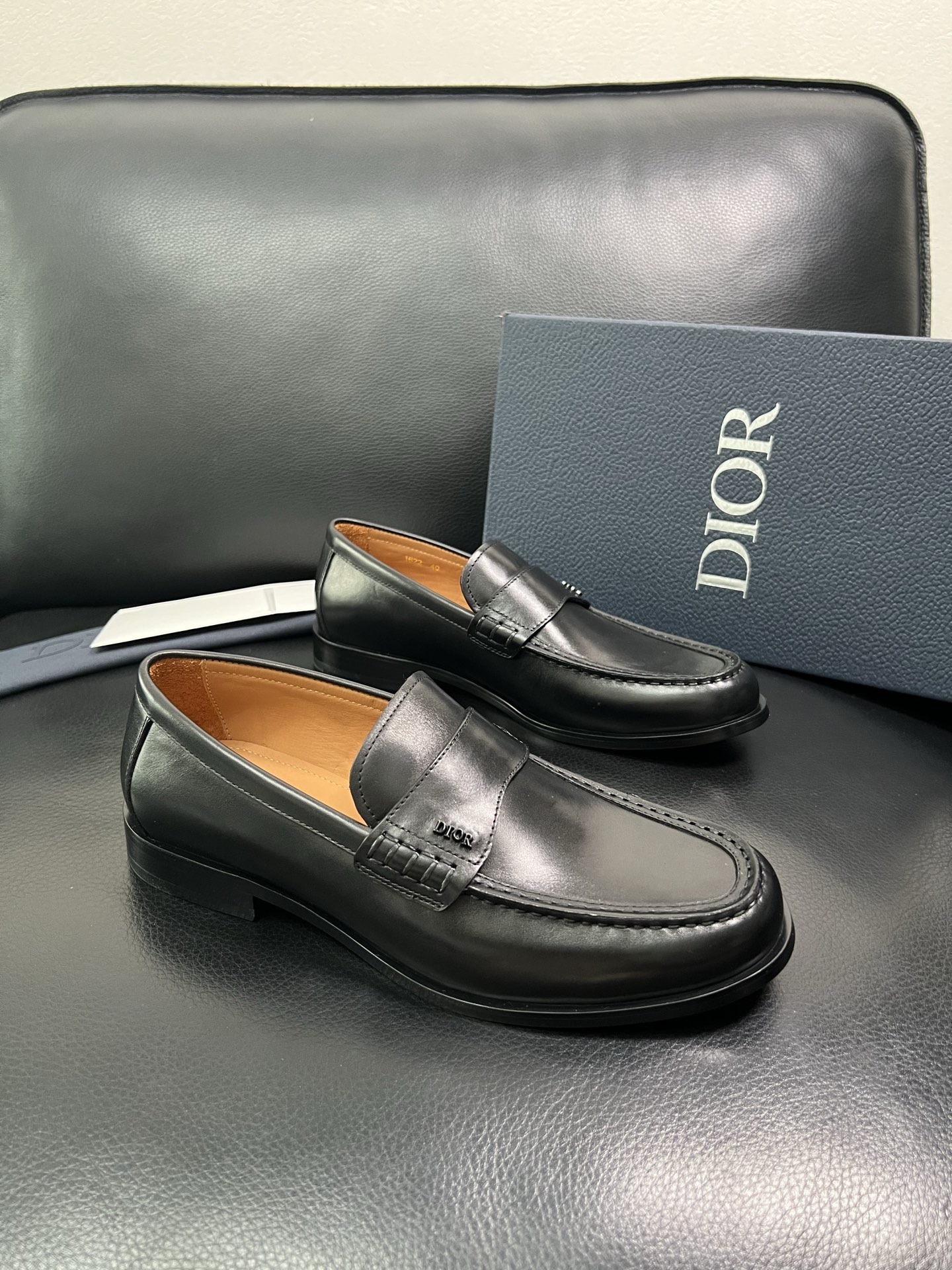Dior 顶级工艺品 迪奥 专柜同步 原厂配置，意大利进口原版牛皮面料，透气舒适进口水染牛里垫，鞋底：原