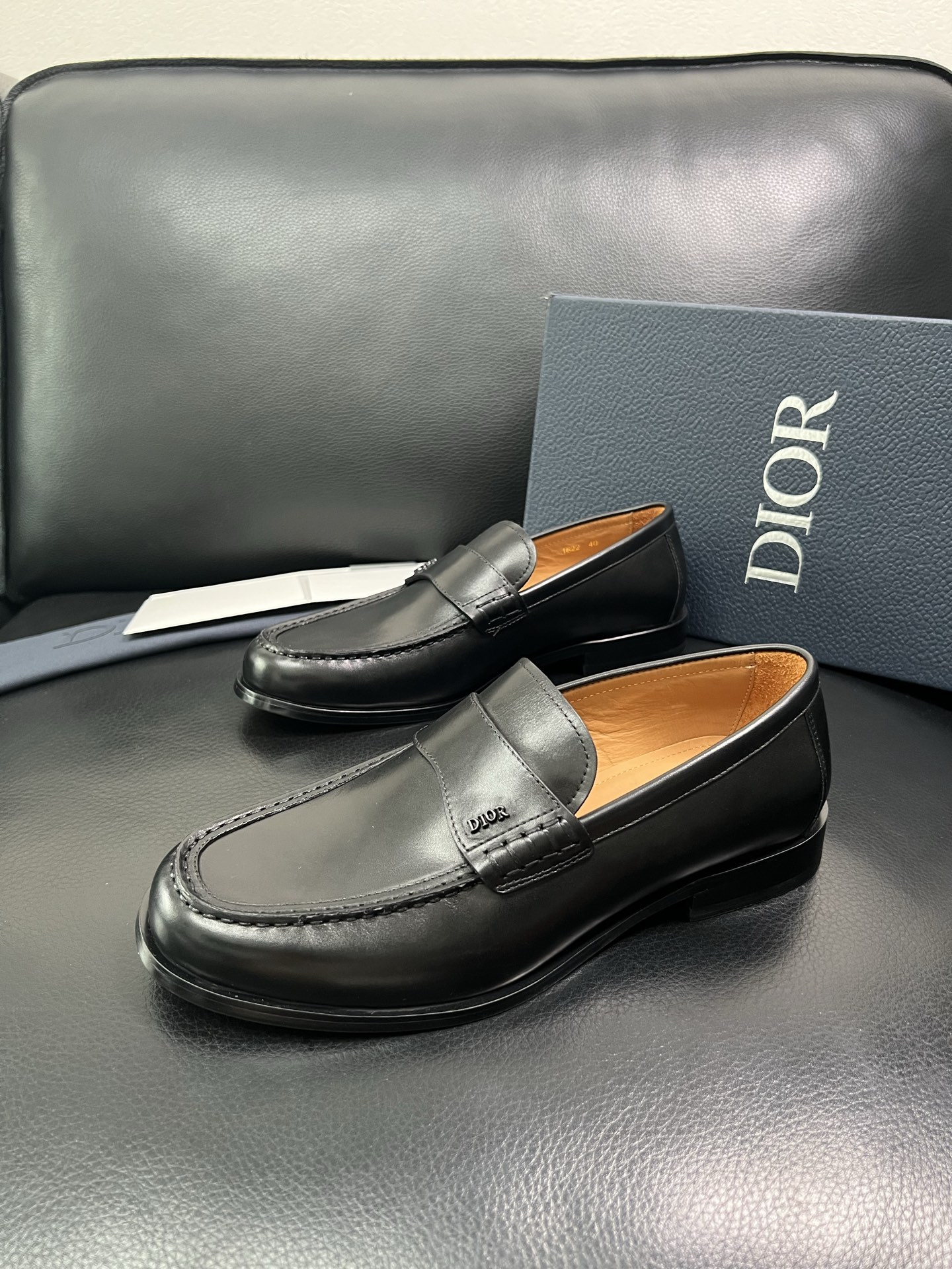 Dior 顶级工艺品 迪奥 专柜同步 原厂配置，意大利进口原版牛皮面料，透气舒适进口水染牛里垫，鞋底：原