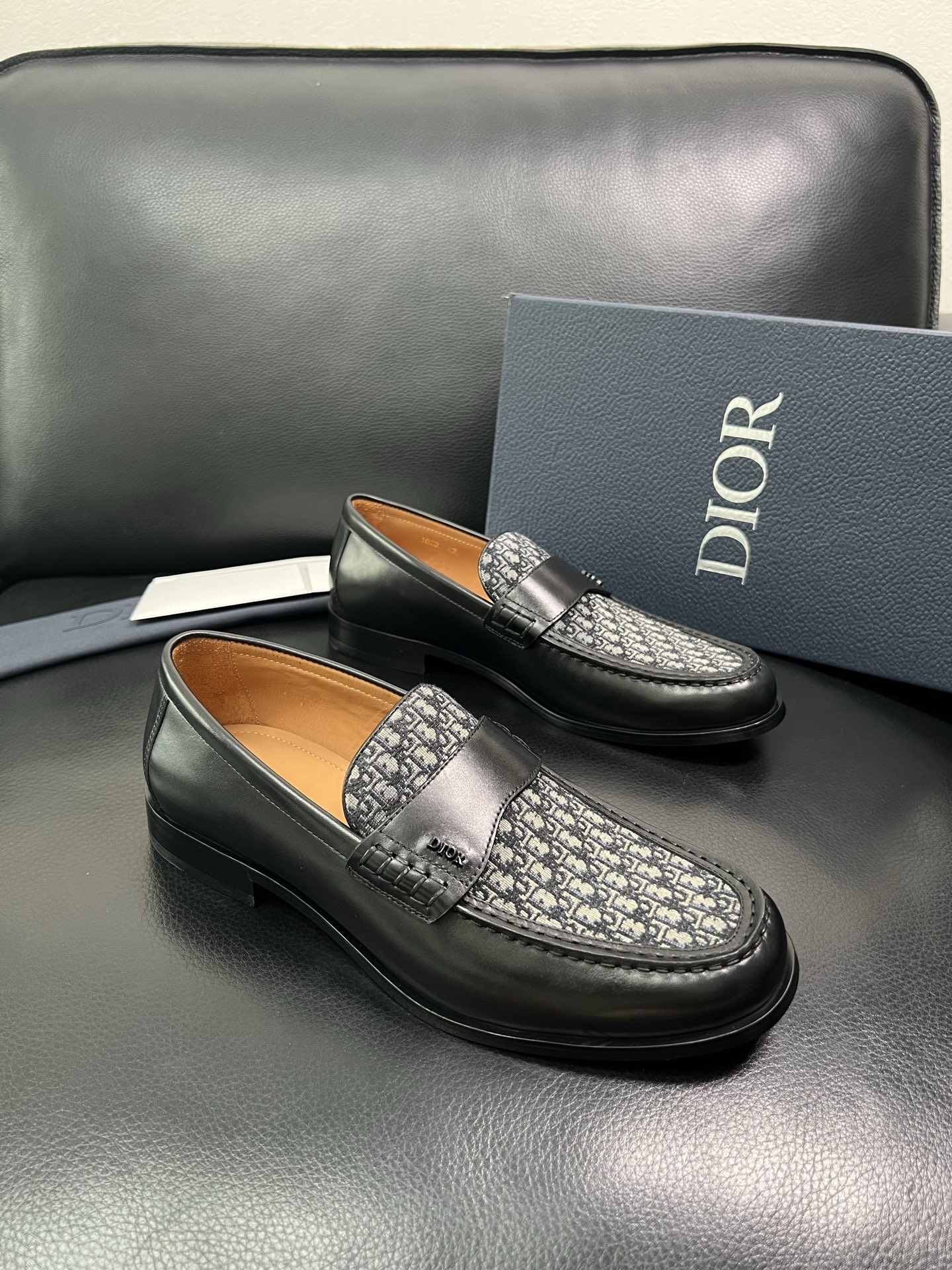 Dior 顶级工艺品 迪奥 专柜同步 原厂配置，意大利进口原版牛皮面料，透气舒适进口水染牛里垫，鞋底：原