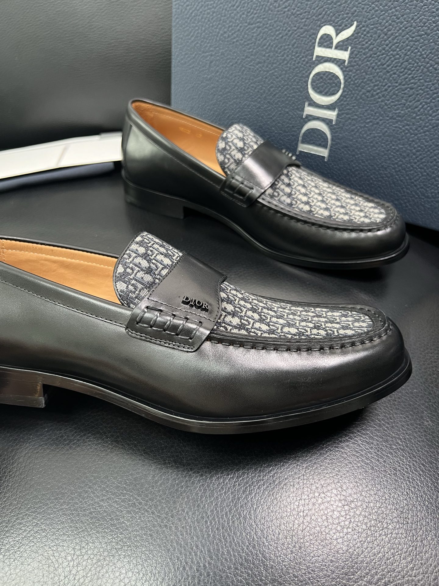 Dior 顶级工艺品 迪奥 专柜同步 原厂配置，意大利进口原版牛皮面料，透气舒适进口水染牛里垫，鞋底：原