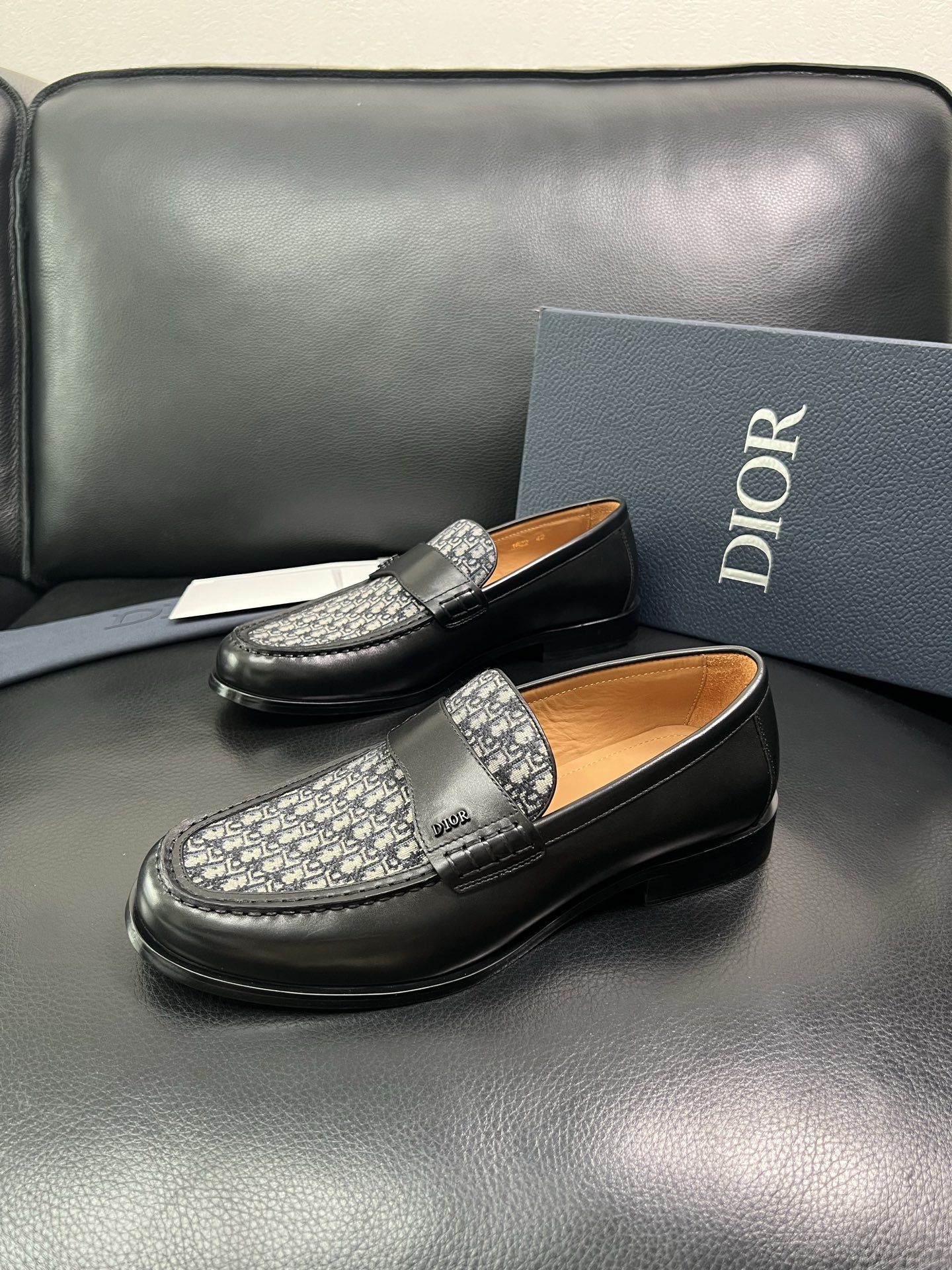 Dior 顶级工艺品 迪奥 专柜同步 原厂配置，意大利进口原版牛皮面料，透气舒适进口水染牛里垫，鞋底：原