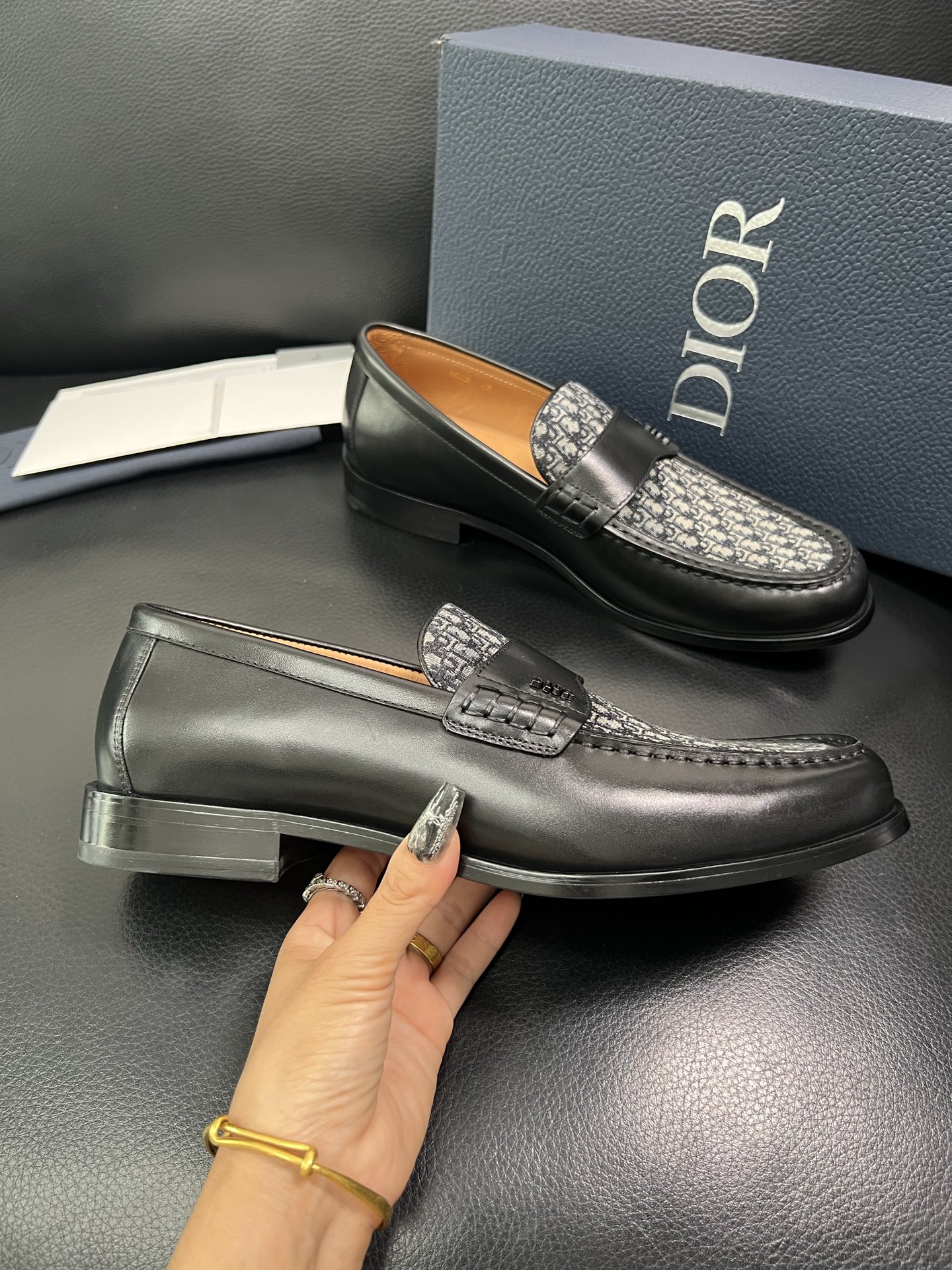 Dior 顶级工艺品 迪奥 专柜同步 原厂配置，意大利进口原版牛皮面料，透气舒适进口水染牛里垫，鞋底：原