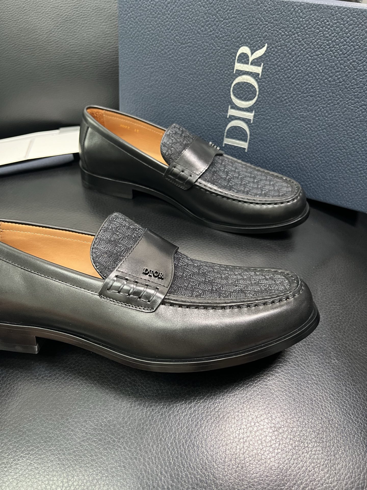 Dior 顶级工艺品 迪奥 专柜同步 原厂配置，意大利进口原版牛皮面料，透气舒适进口水染牛里垫，鞋底：原