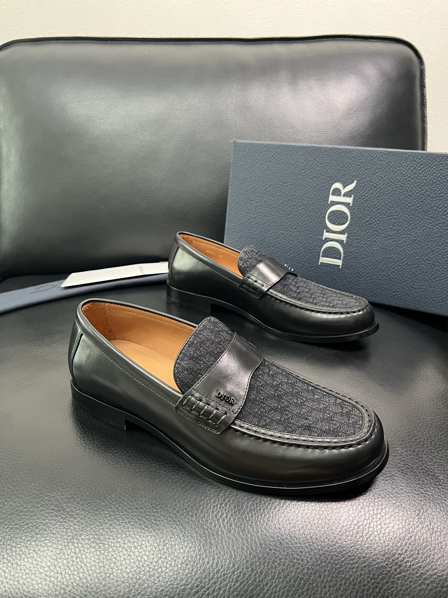 Dior 顶级工艺品 迪奥 专柜同步 原厂配置，意大利进口原版牛皮面料，透气舒适进口水染牛里垫，鞋底：原