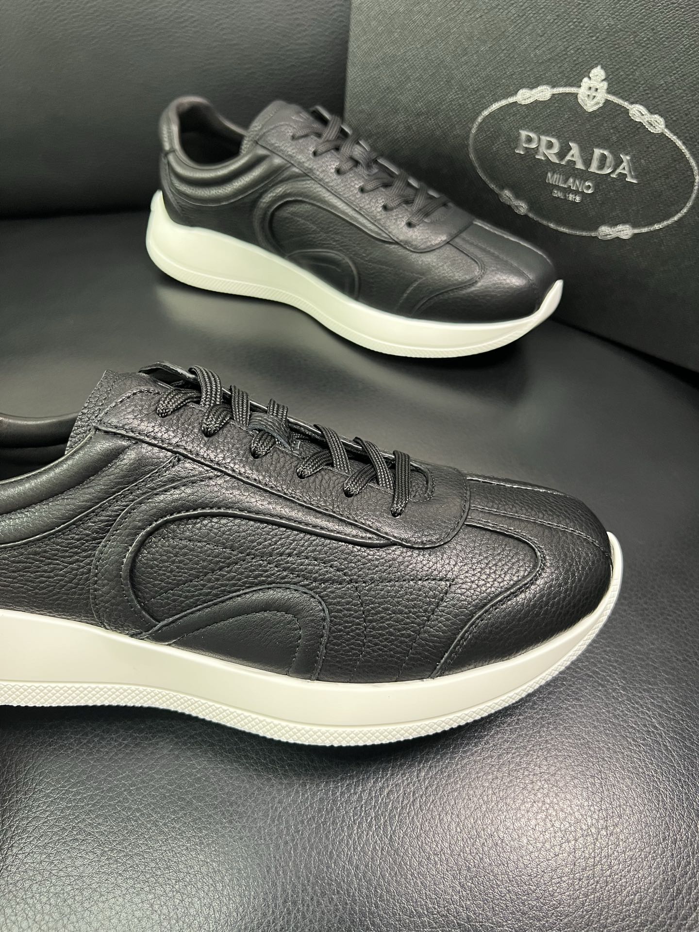 Prada 顶级工艺品，普拉达 专柜同步，原厂配置意大利进口牛皮面料，进口牛皮内里垫，透气舒适，鞋底：原