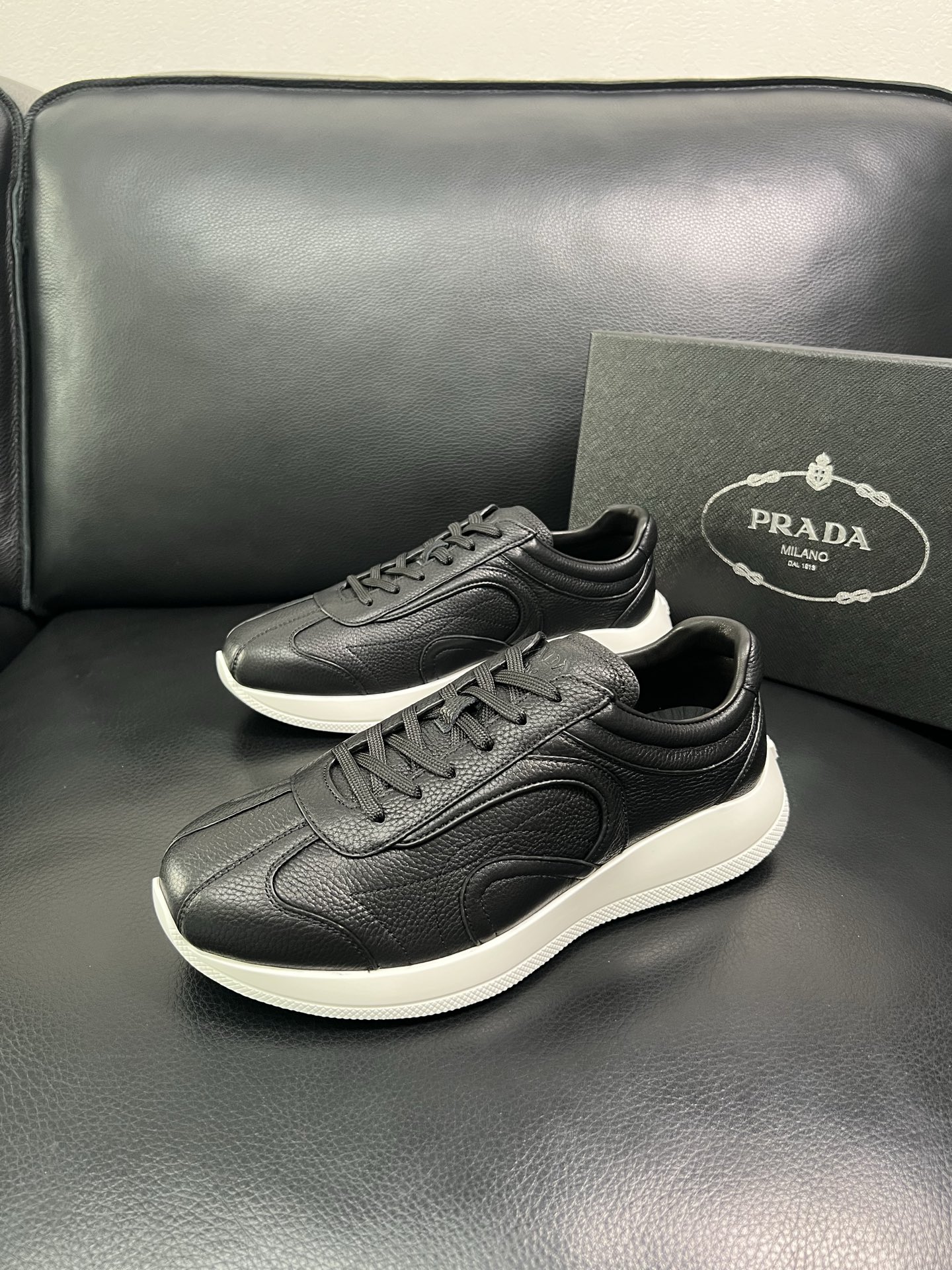 Prada 顶级工艺品，普拉达 专柜同步，原厂配置意大利进口牛皮面料，进口牛皮内里垫，透气舒适，鞋底：原