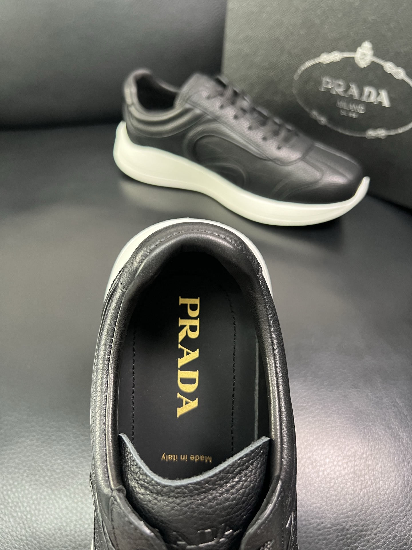 Prada 顶级工艺品，普拉达 专柜同步，原厂配置意大利进口牛皮面料，进口牛皮内里垫，透气舒适，鞋底：原