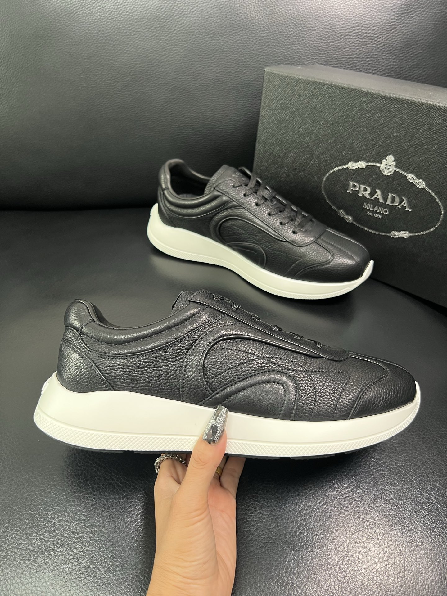 Prada 顶级工艺品，普拉达 专柜同步，原厂配置意大利进口牛皮面料，进口牛皮内里垫，透气舒适，鞋底：原