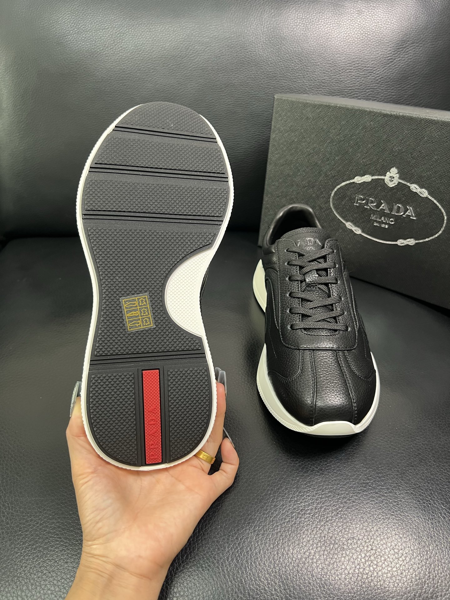 Prada 顶级工艺品，普拉达 专柜同步，原厂配置意大利进口牛皮面料，进口牛皮内里垫，透气舒适，鞋底：原