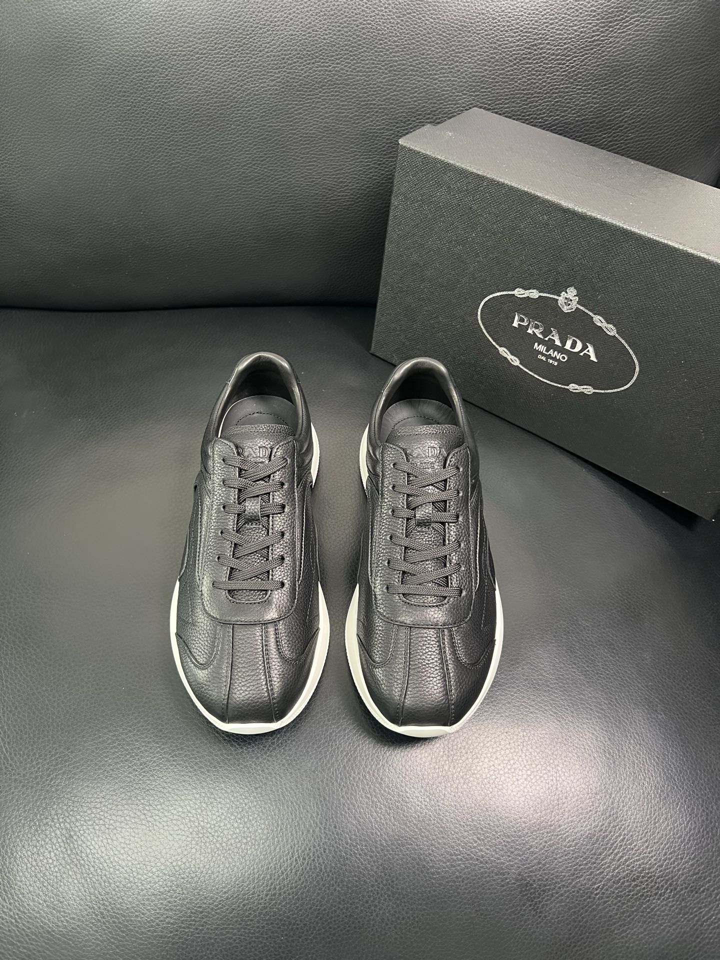 Prada 顶级工艺品，普拉达 专柜同步，原厂配置意大利进口牛皮面料，进口牛皮内里垫，透气舒适，鞋底：原