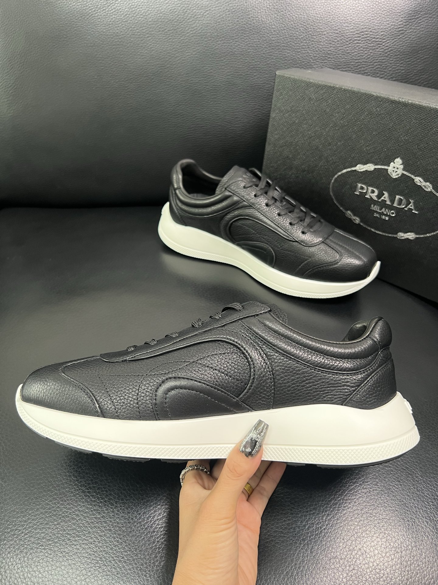Prada 顶级工艺品，普拉达 专柜同步，原厂配置意大利进口牛皮面料，进口牛皮内里垫，透气舒适，鞋底：原