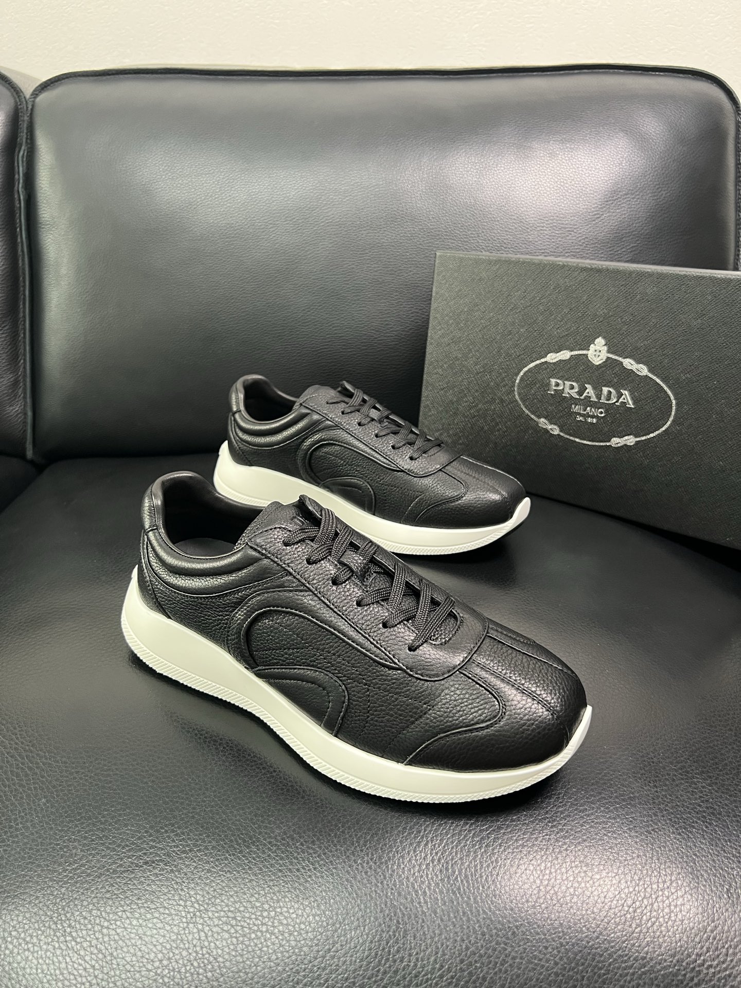 Prada 顶级工艺品，普拉达 专柜同步，原厂配置意大利进口牛皮面料，进口牛皮内里垫，透气舒适，鞋底：原