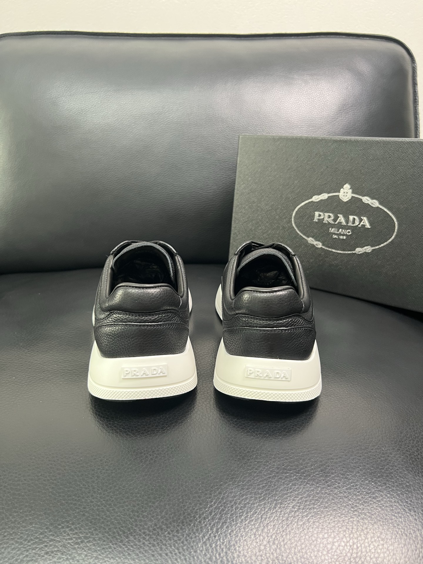 Prada 顶级工艺品，普拉达 专柜同步，原厂配置意大利进口牛皮面料，进口牛皮内里垫，透气舒适，鞋底：原