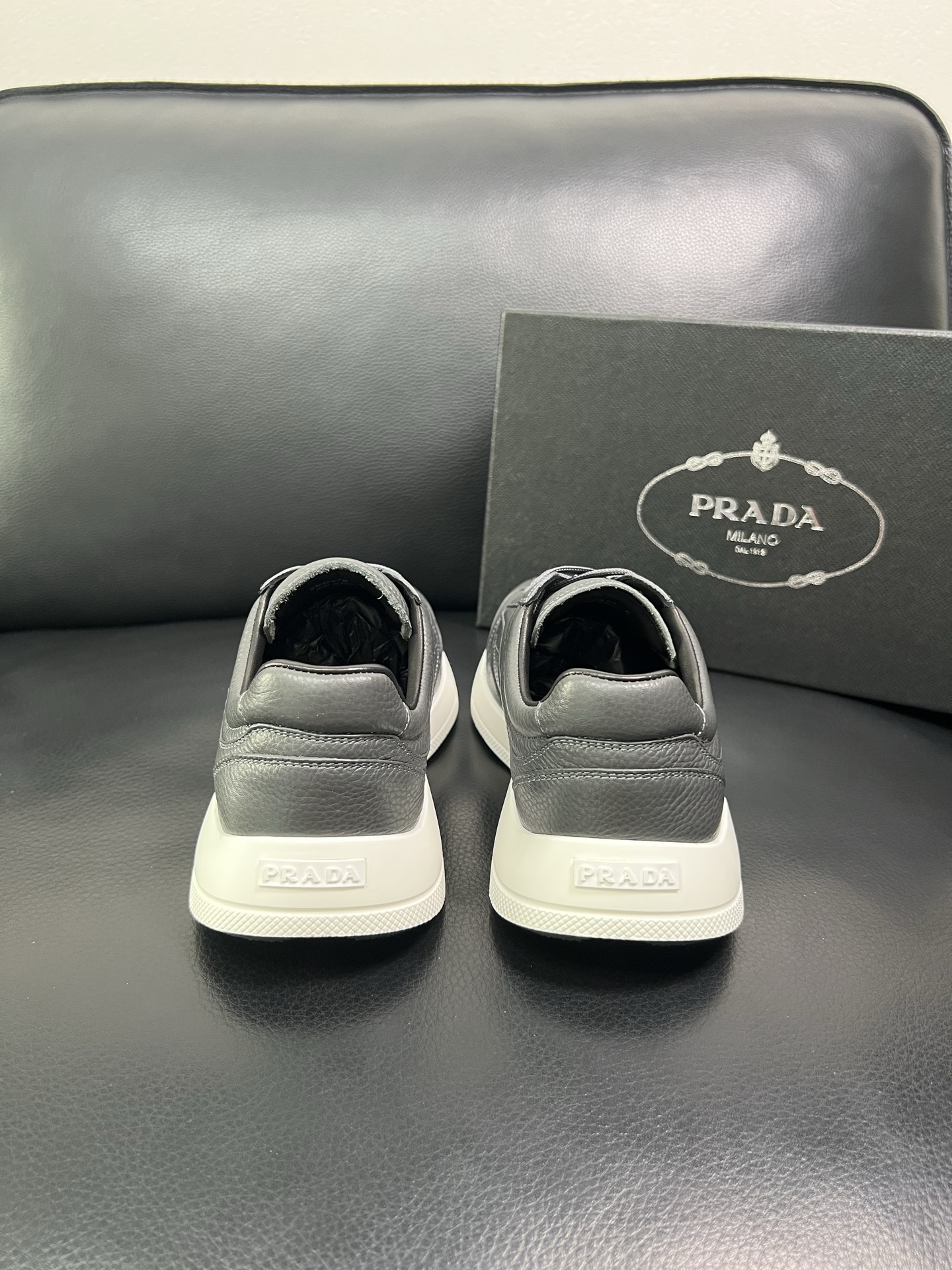 Prada 顶级工艺品，普拉达 专柜同步，原厂配置意大利进口牛皮面料，进口牛皮内里垫，透气舒适，鞋底：原