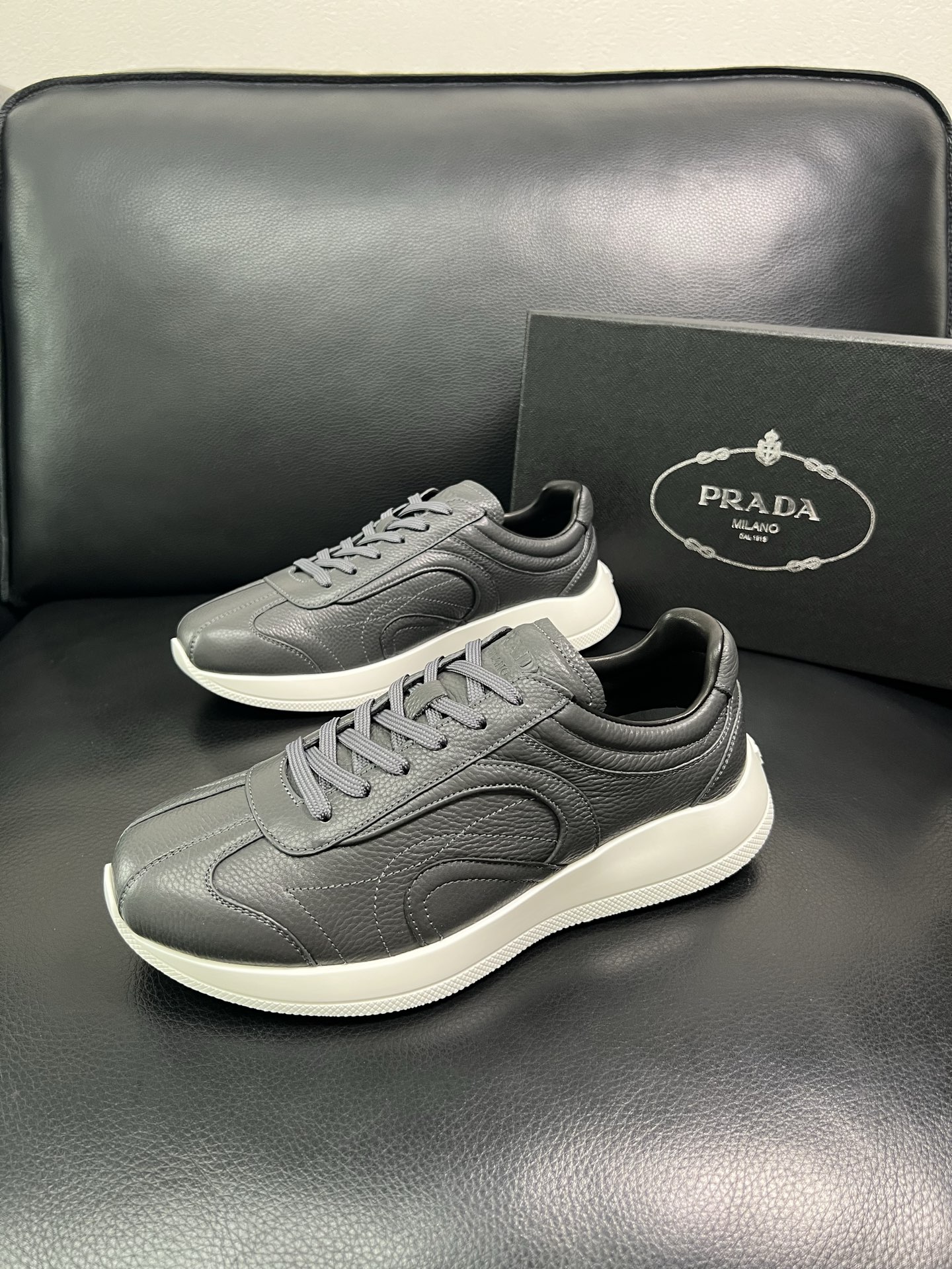 Prada 顶级工艺品，普拉达 专柜同步，原厂配置意大利进口牛皮面料，进口牛皮内里垫，透气舒适，鞋底：原