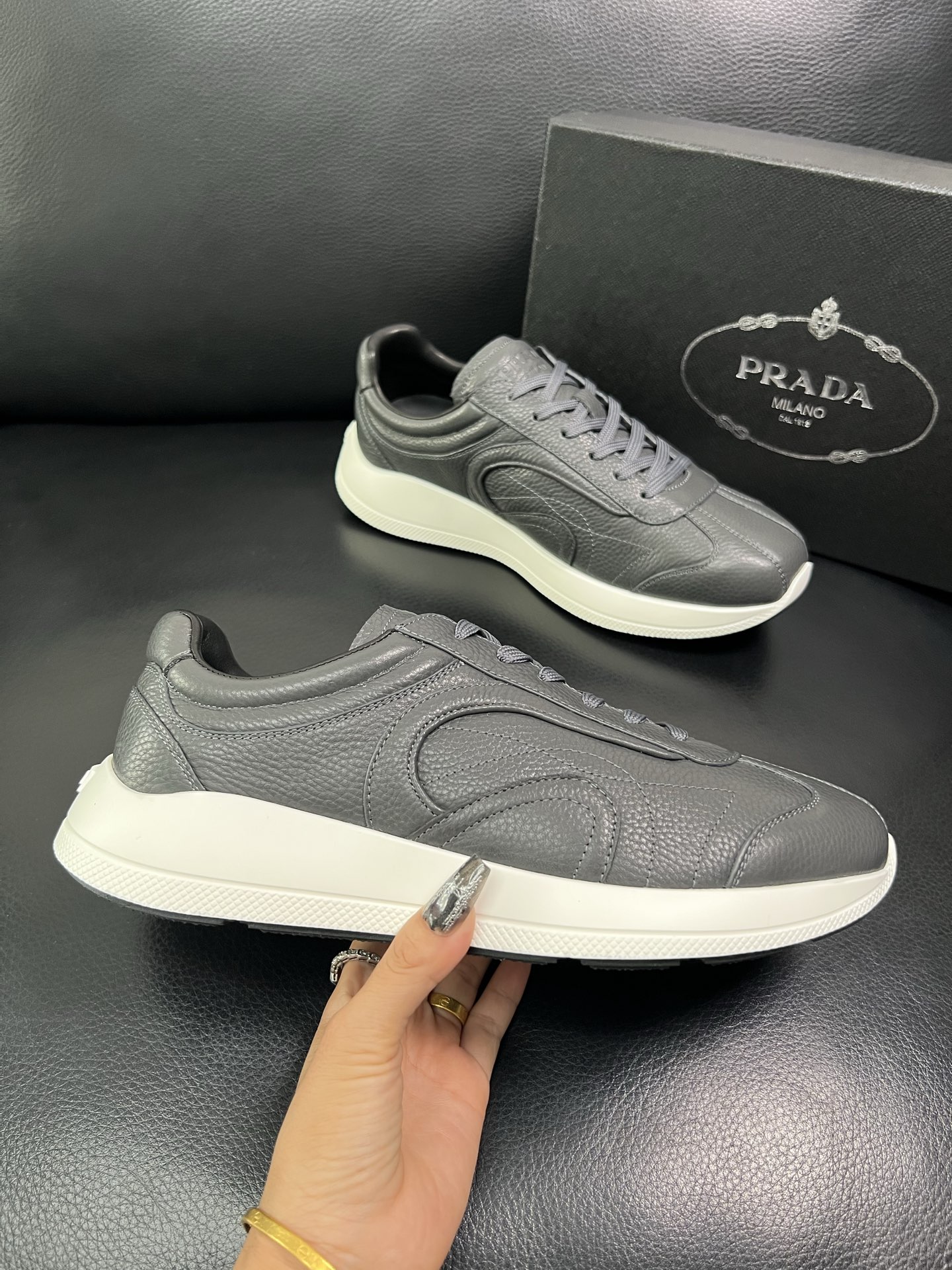 Prada 顶级工艺品，普拉达 专柜同步，原厂配置意大利进口牛皮面料，进口牛皮内里垫，透气舒适，鞋底：原