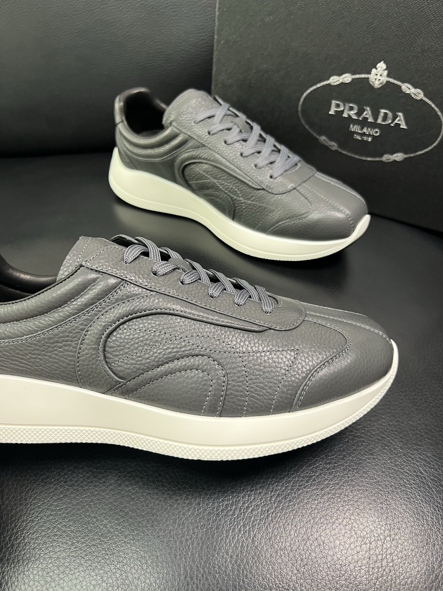 Prada 顶级工艺品，普拉达 专柜同步，原厂配置意大利进口牛皮面料，进口牛皮内里垫，透气舒适，鞋底：原