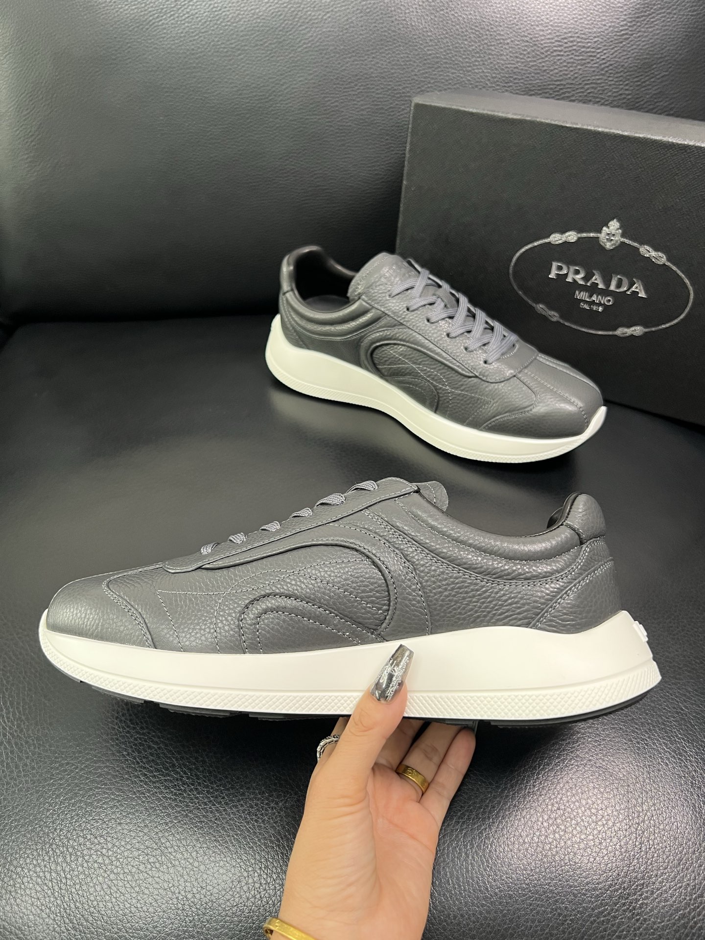 Prada 顶级工艺品，普拉达 专柜同步，原厂配置意大利进口牛皮面料，进口牛皮内里垫，透气舒适，鞋底：原