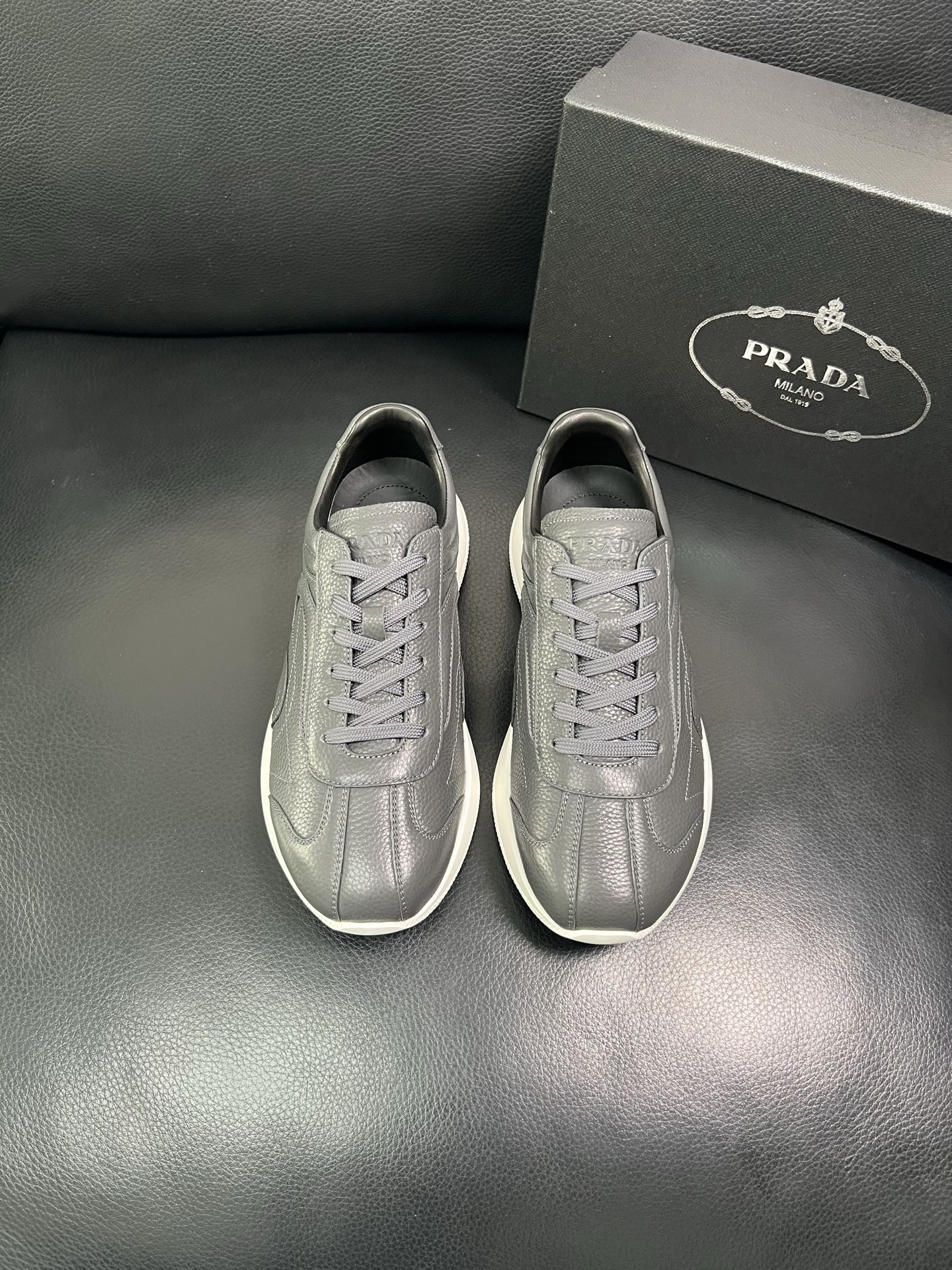 Prada 顶级工艺品，普拉达 专柜同步，原厂配置意大利进口牛皮面料，进口牛皮内里垫，透气舒适，鞋底：原