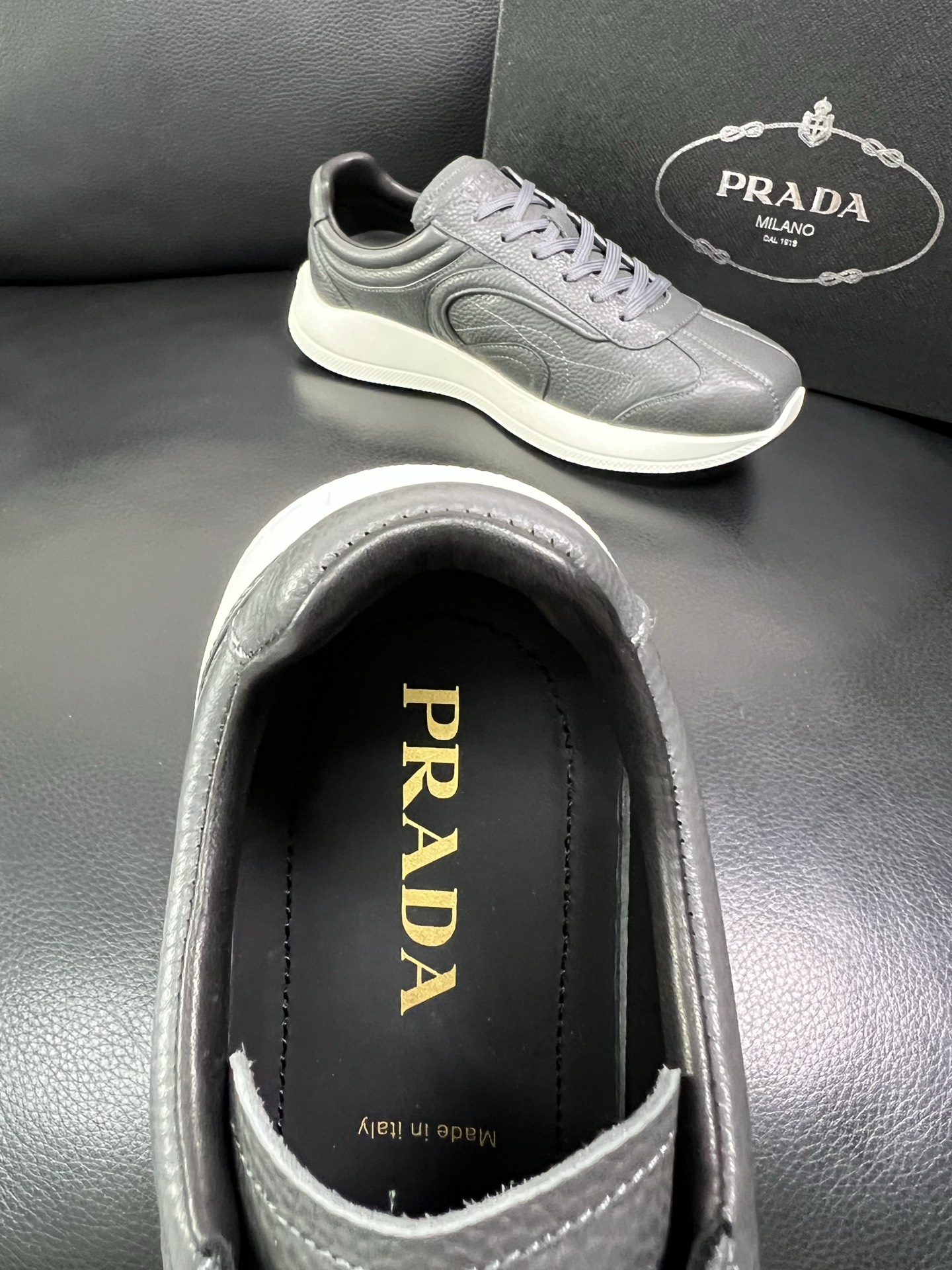 Prada 顶级工艺品，普拉达 专柜同步，原厂配置意大利进口牛皮面料，进口牛皮内里垫，透气舒适，鞋底：原