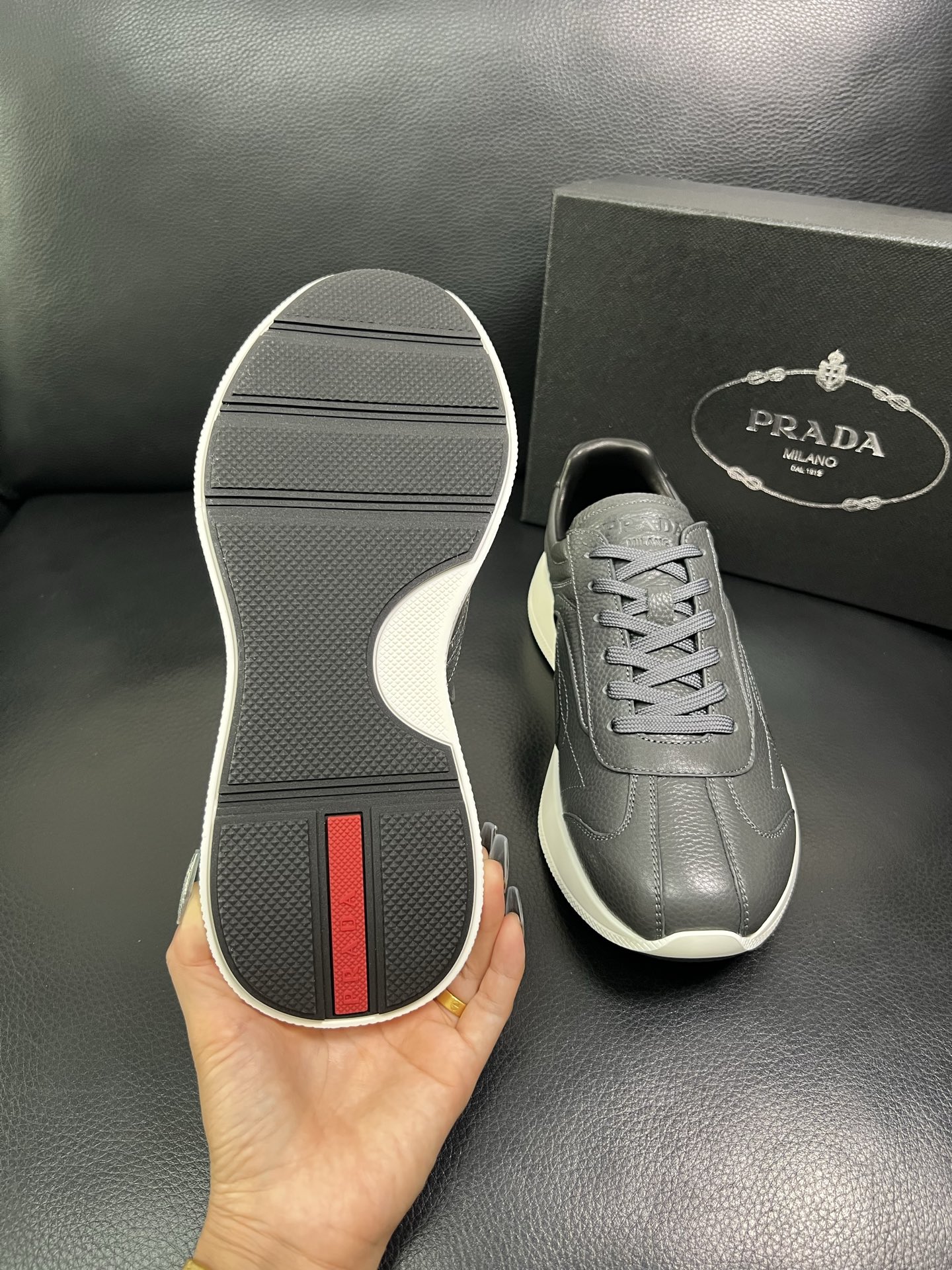 Prada 顶级工艺品，普拉达 专柜同步，原厂配置意大利进口牛皮面料，进口牛皮内里垫，透气舒适，鞋底：原