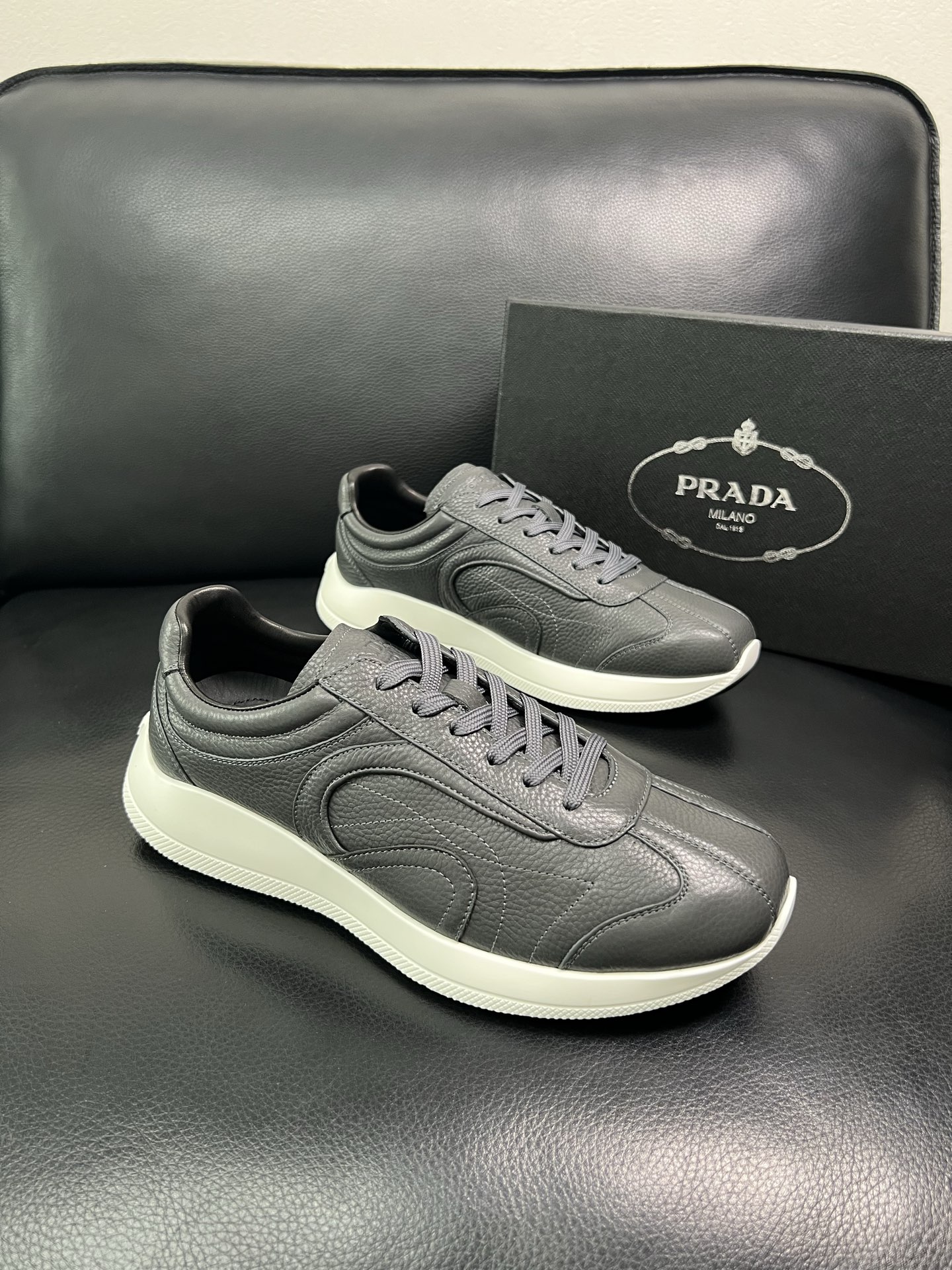 Prada 顶级工艺品，普拉达 专柜同步，原厂配置意大利进口牛皮面料，进口牛皮内里垫，透气舒适，鞋底：原