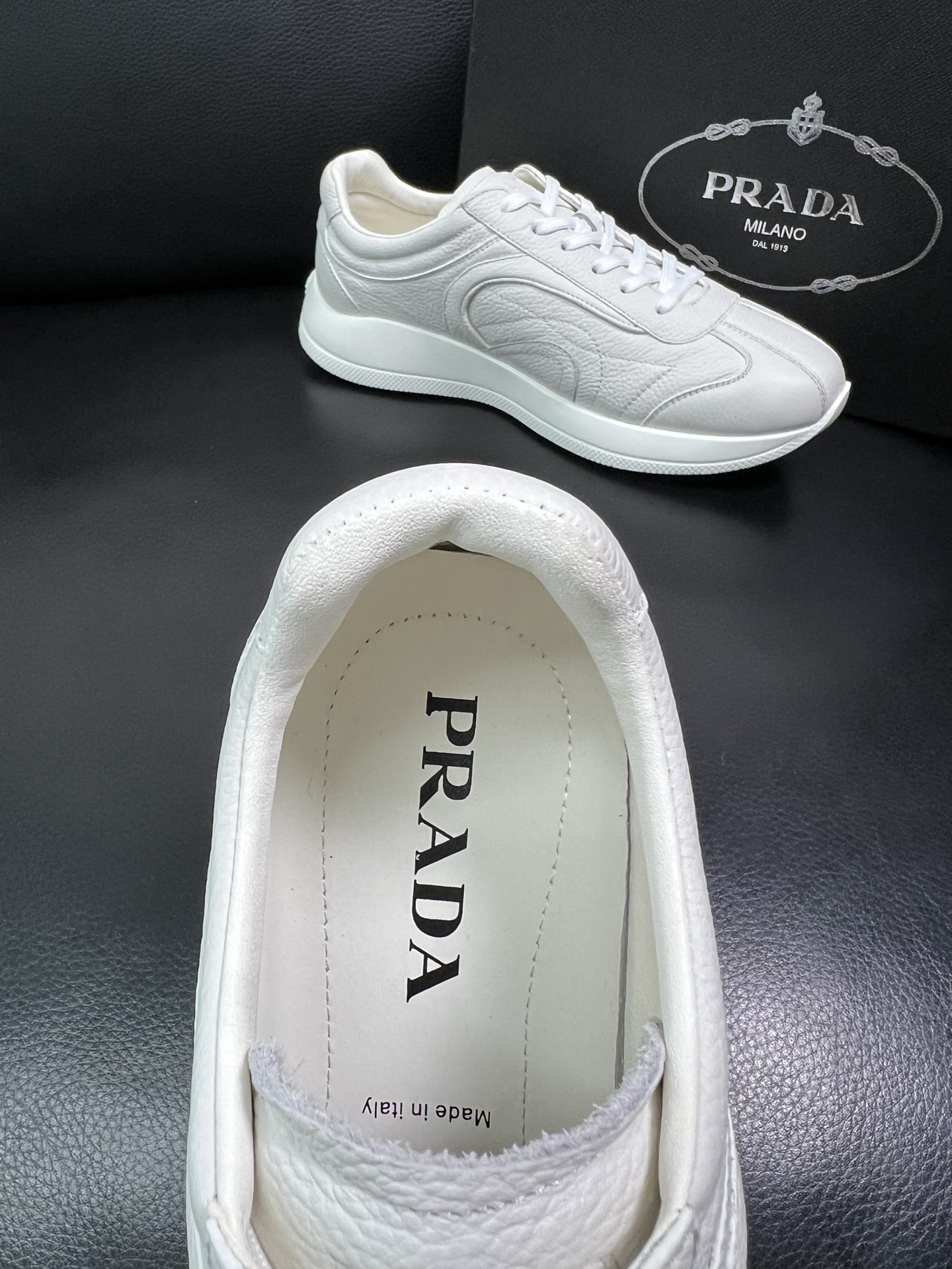 Prada 顶级工艺品，普拉达 专柜同步，原厂配置意大利进口牛皮面料，进口牛皮内里垫，透气舒适，鞋底：原